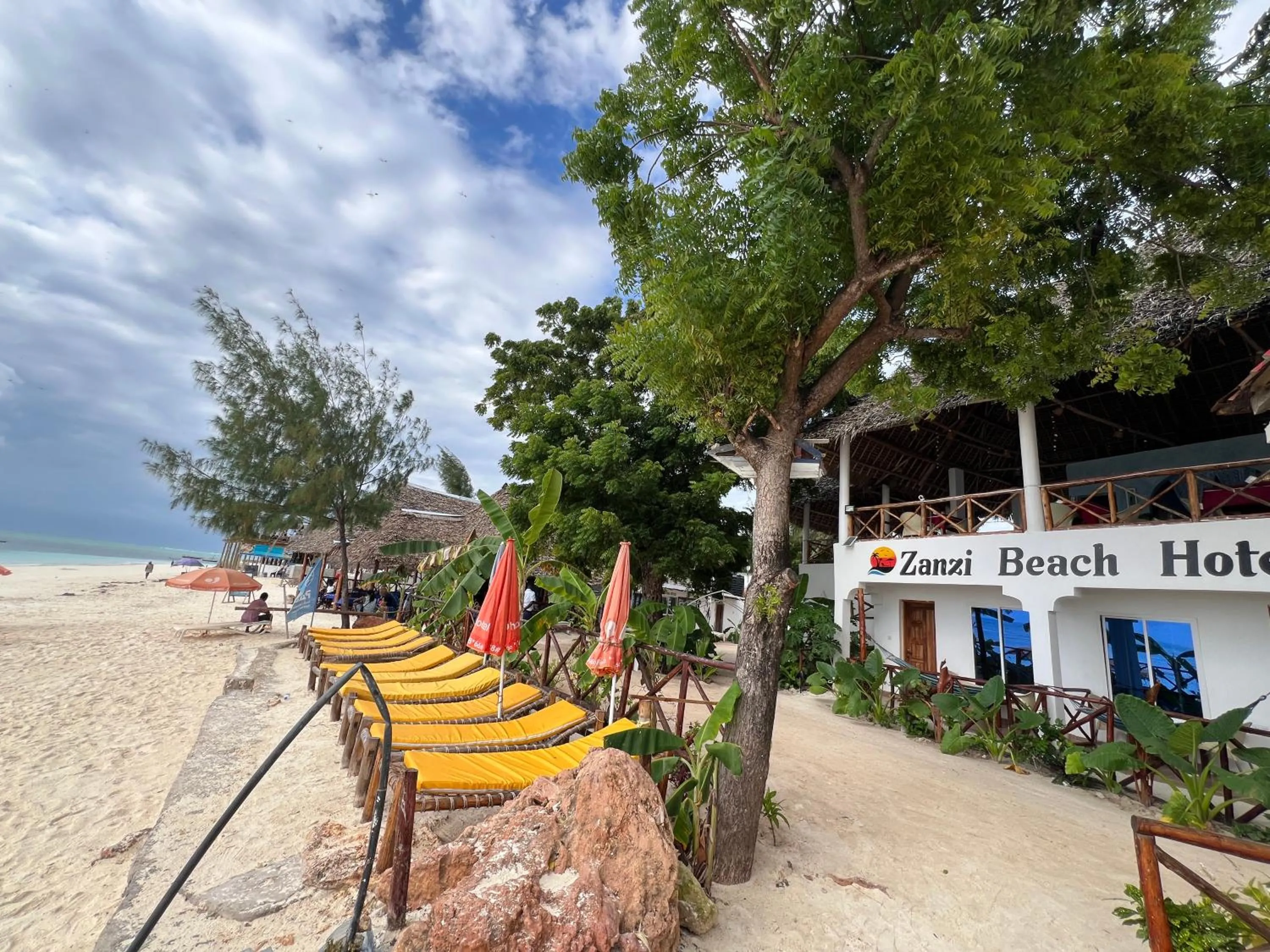 Zanzi beach hotel