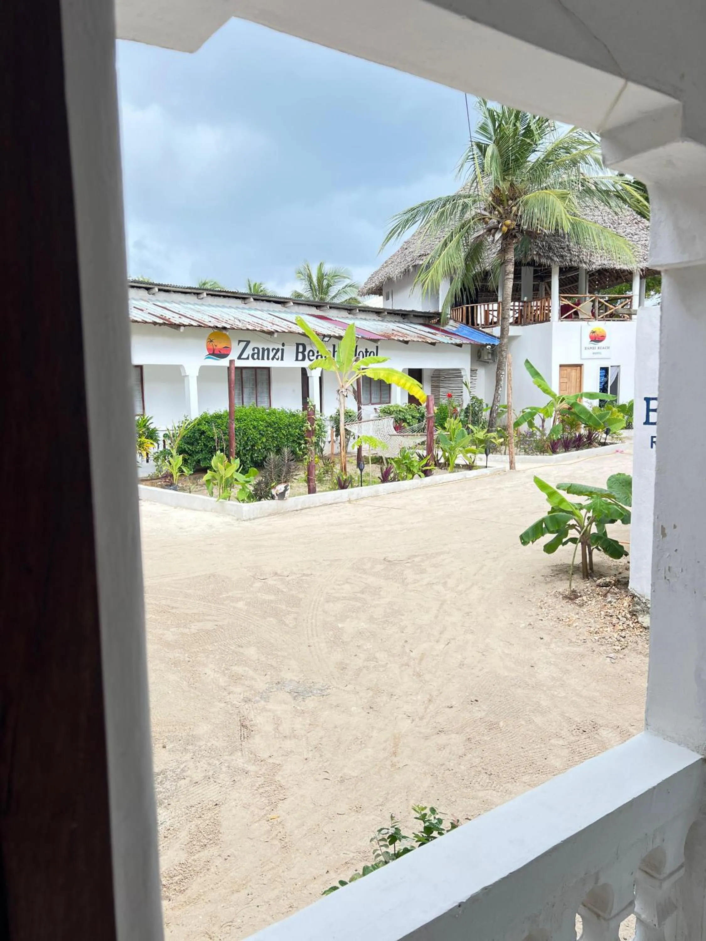 Zanzi beach hotel