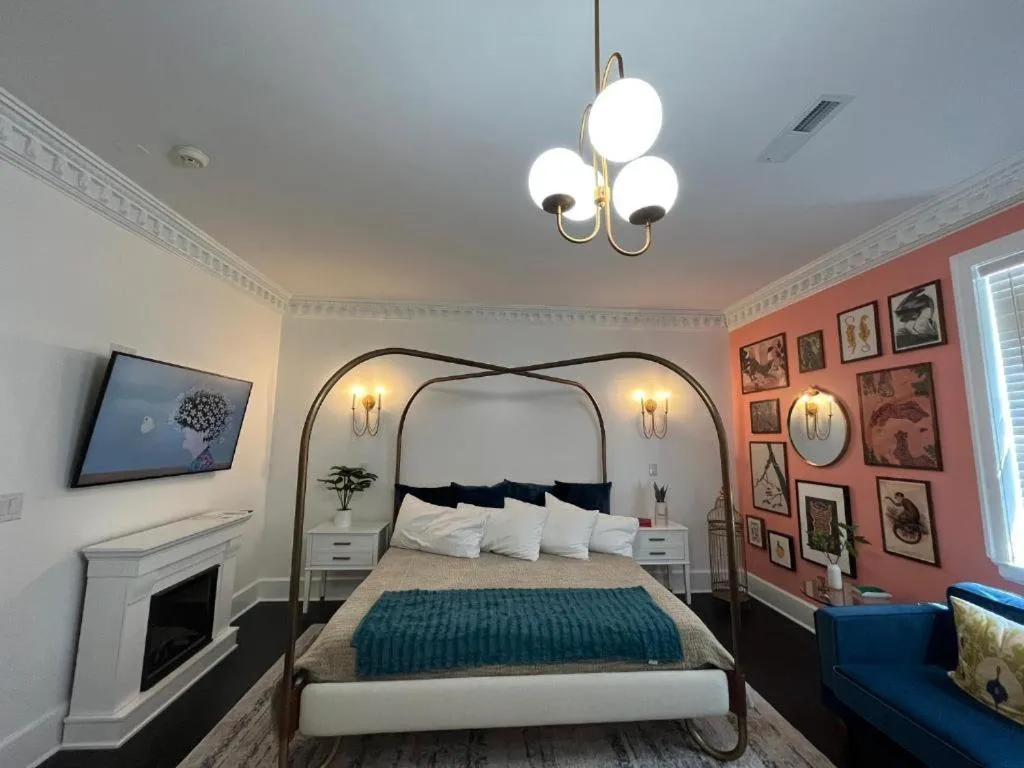 Bed in The Front Street Inn