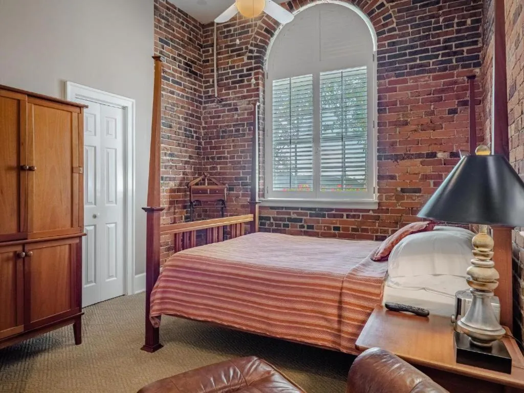 Bed in The Front Street Inn