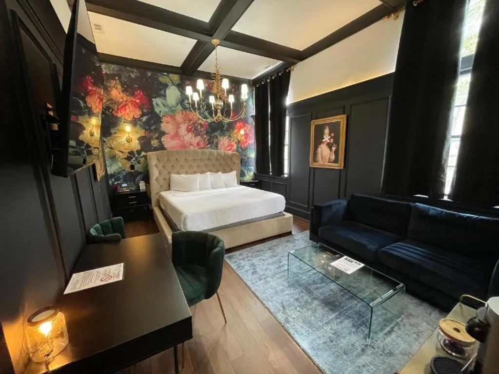 Bed in The Front Street Inn