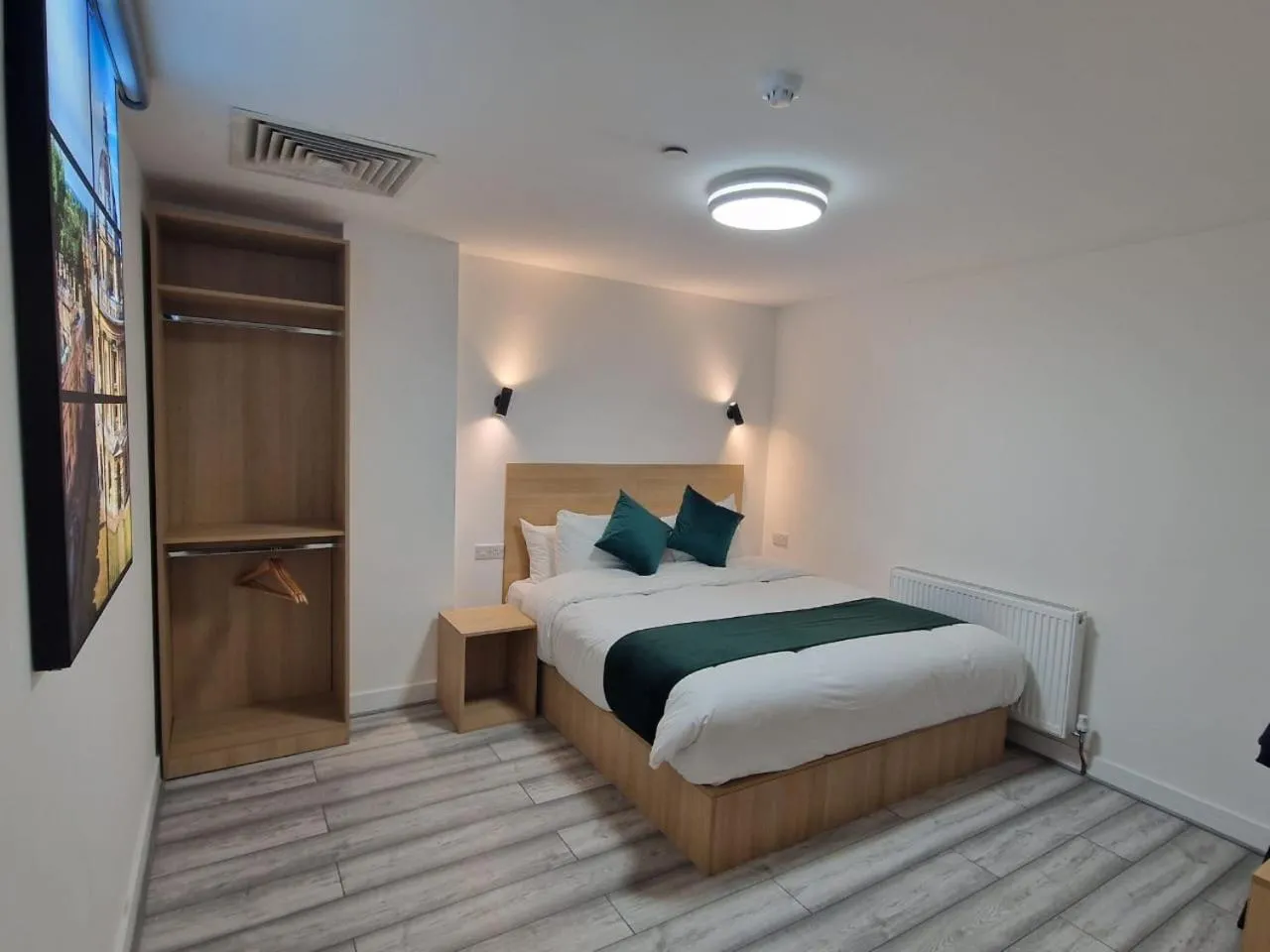 Photo of the whole room, Bed in Crown House