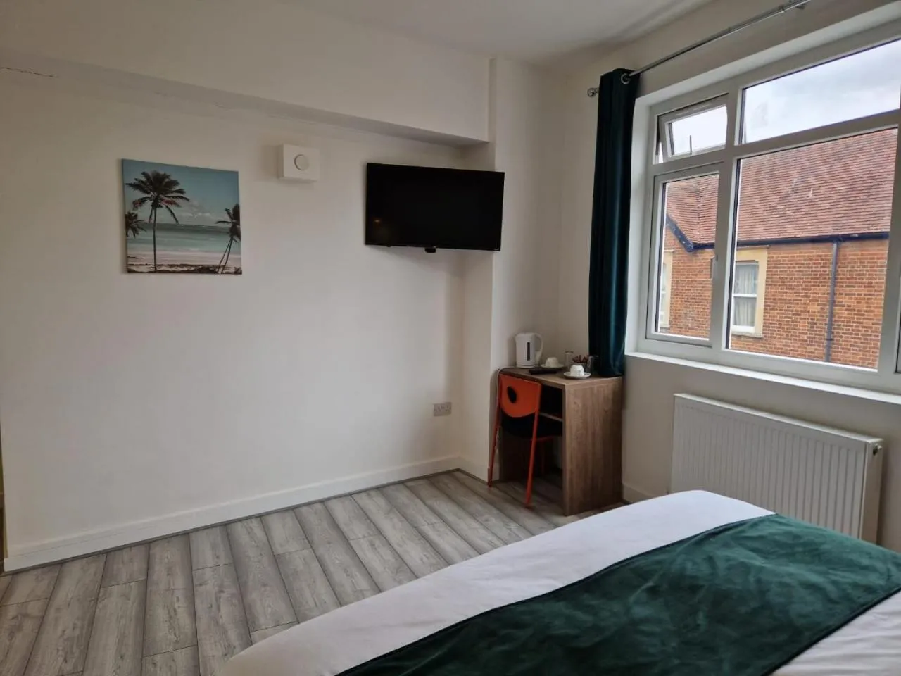 Photo of the whole room, Bed in Crown House