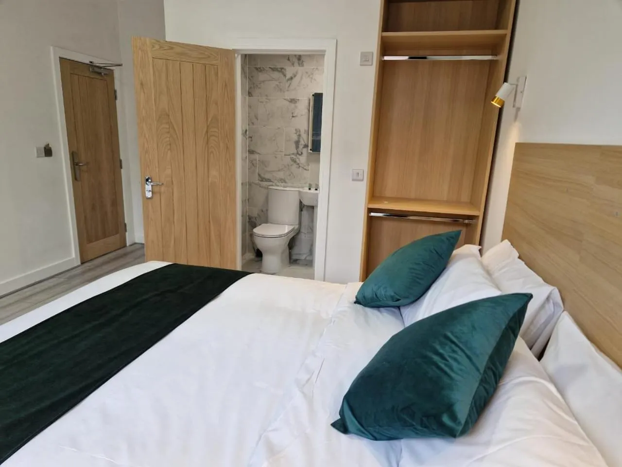 Photo of the whole room, Bed in Crown House