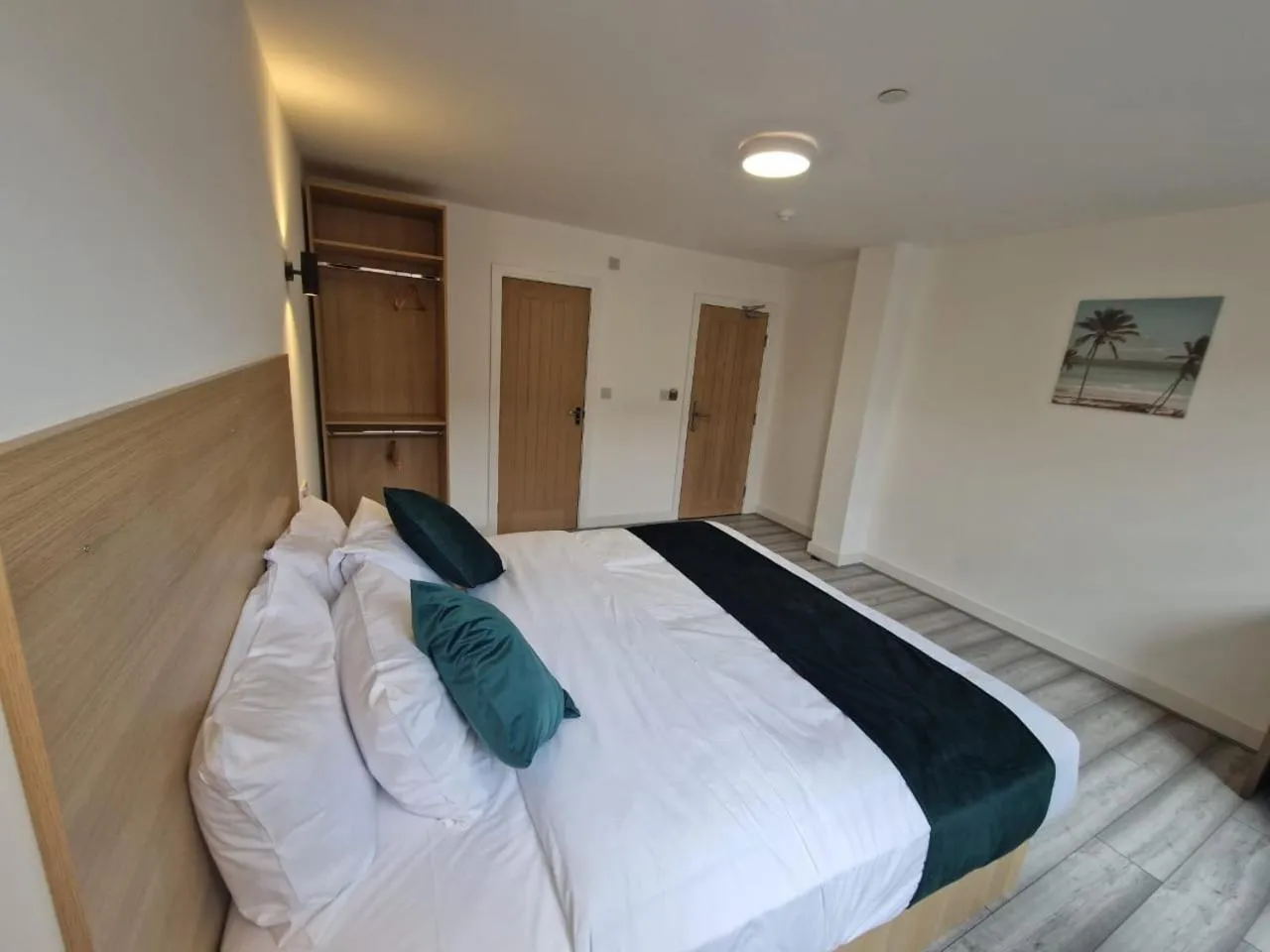 Photo of the whole room, Bed in Crown House