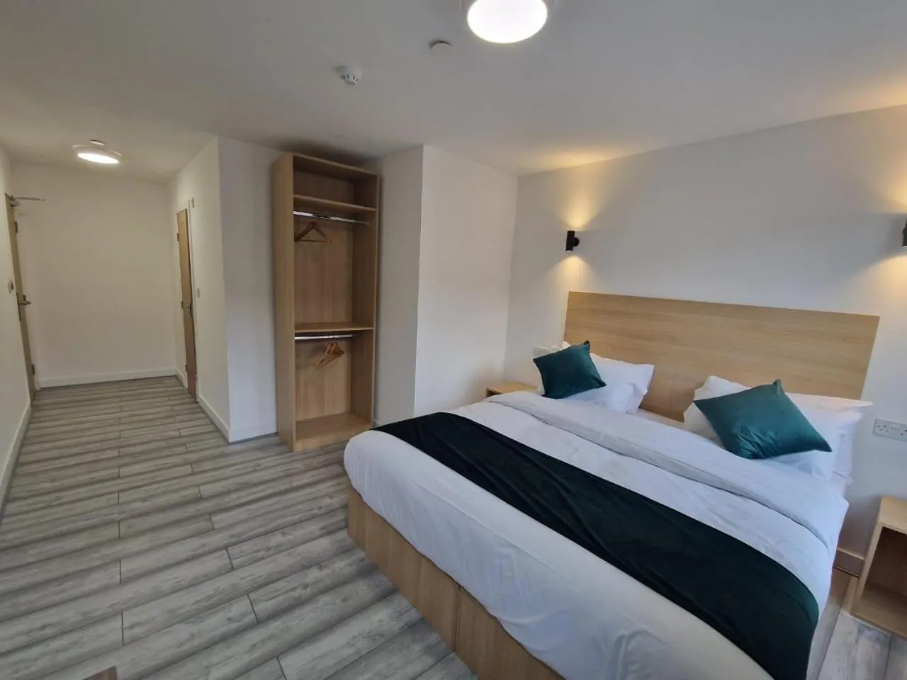 Photo of the whole room, Bed in Crown House