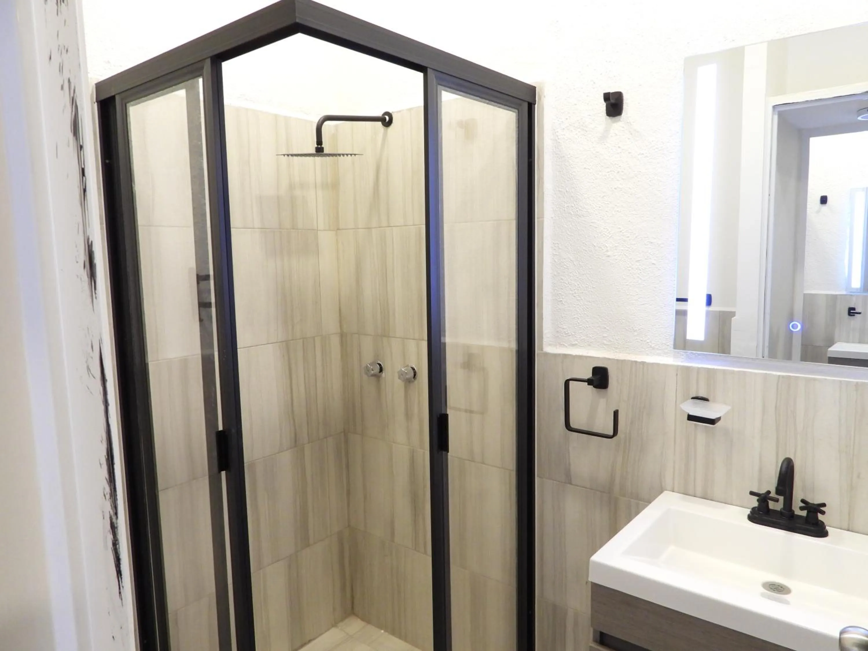 Shower in Singular Reforma