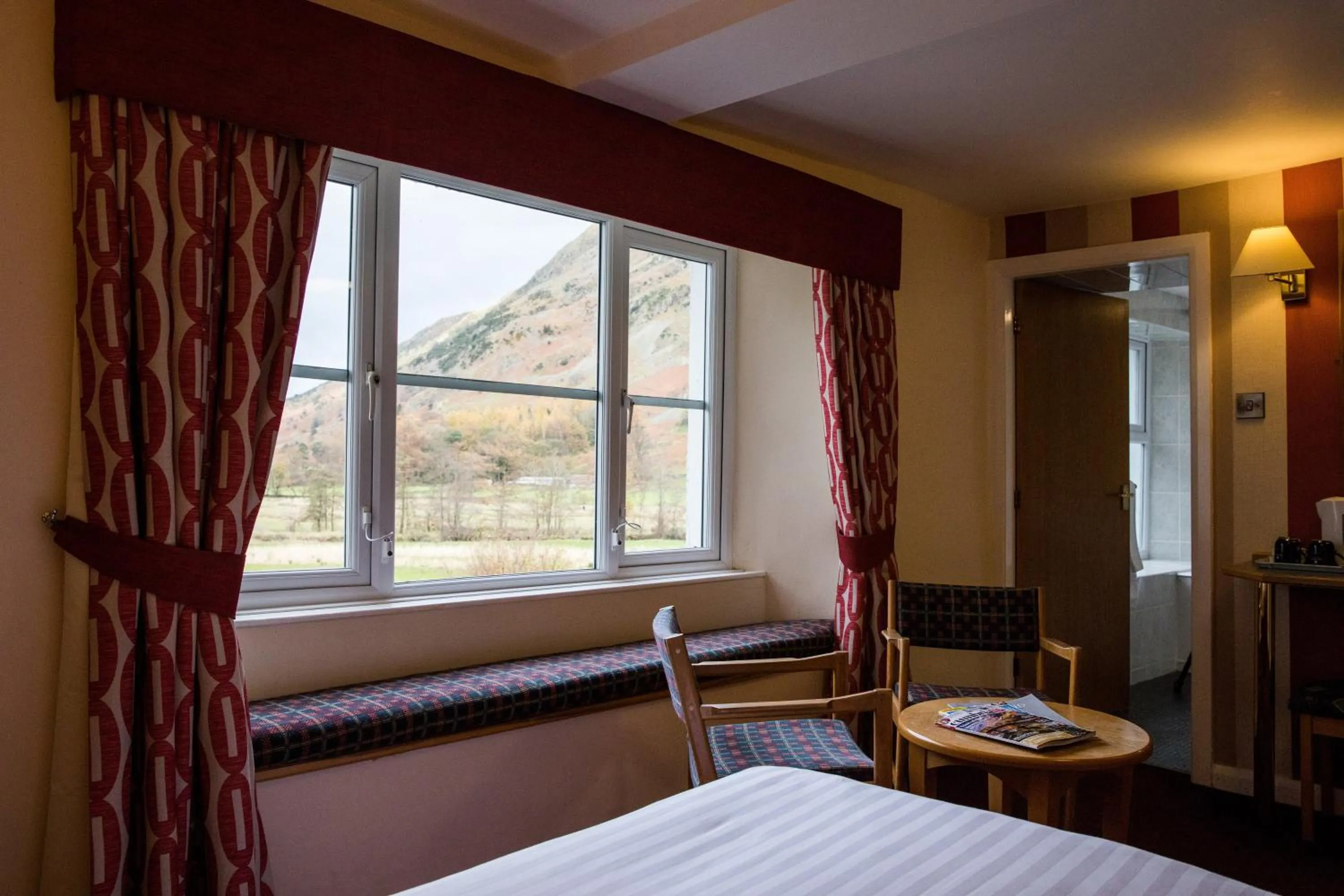 Seating area, Bed in Patterdale Hotel
