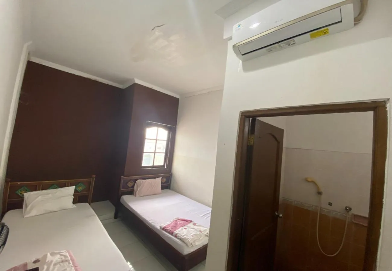 Bathroom, Bed in Hotel Candra Adigraha