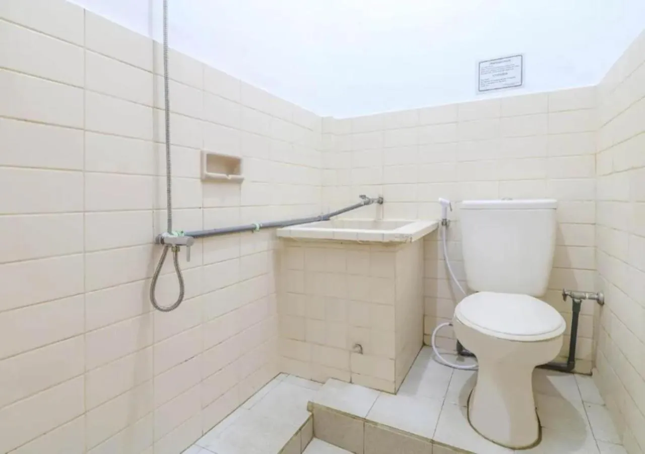 Shower in Hotel Candra Adigraha