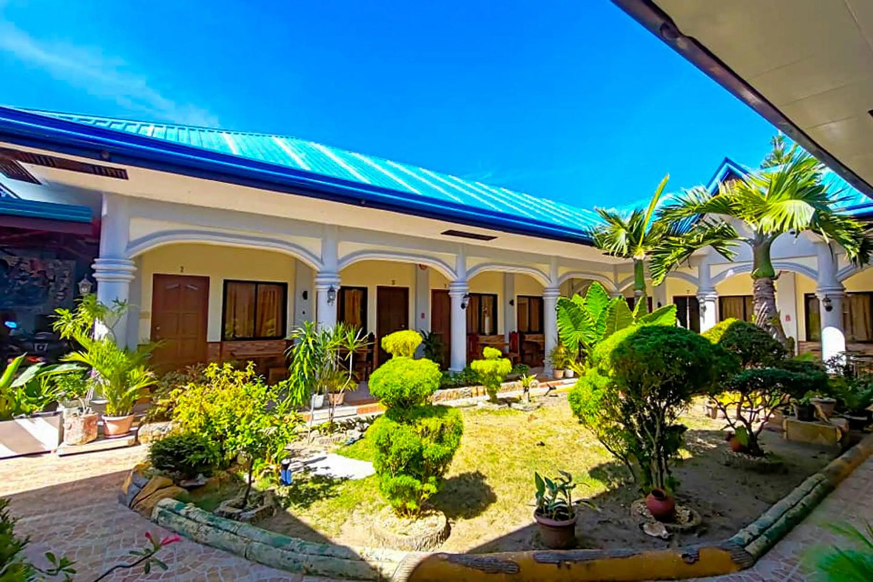 Property building in MBG Travellers Inn powered by Cocotel