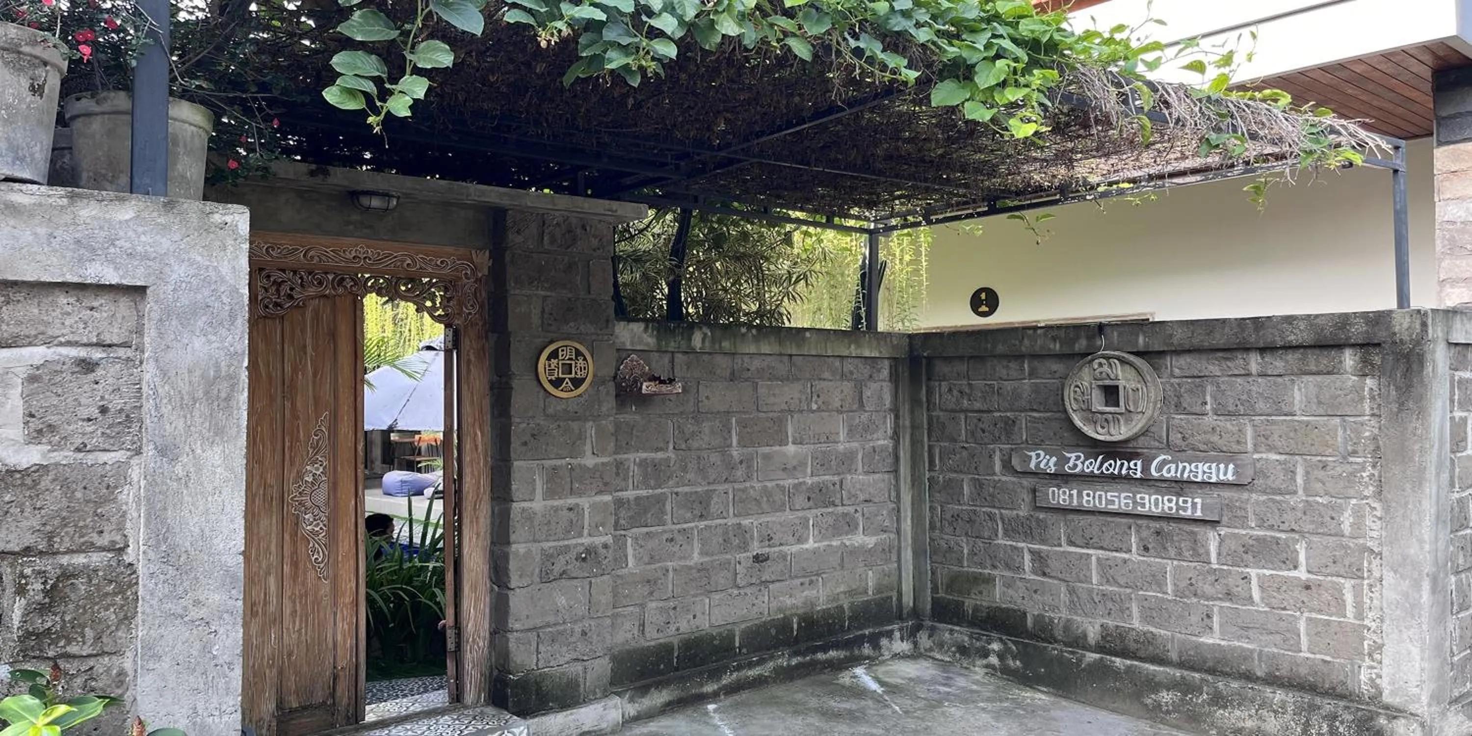 Facade/entrance in Pis Bolong Canggu