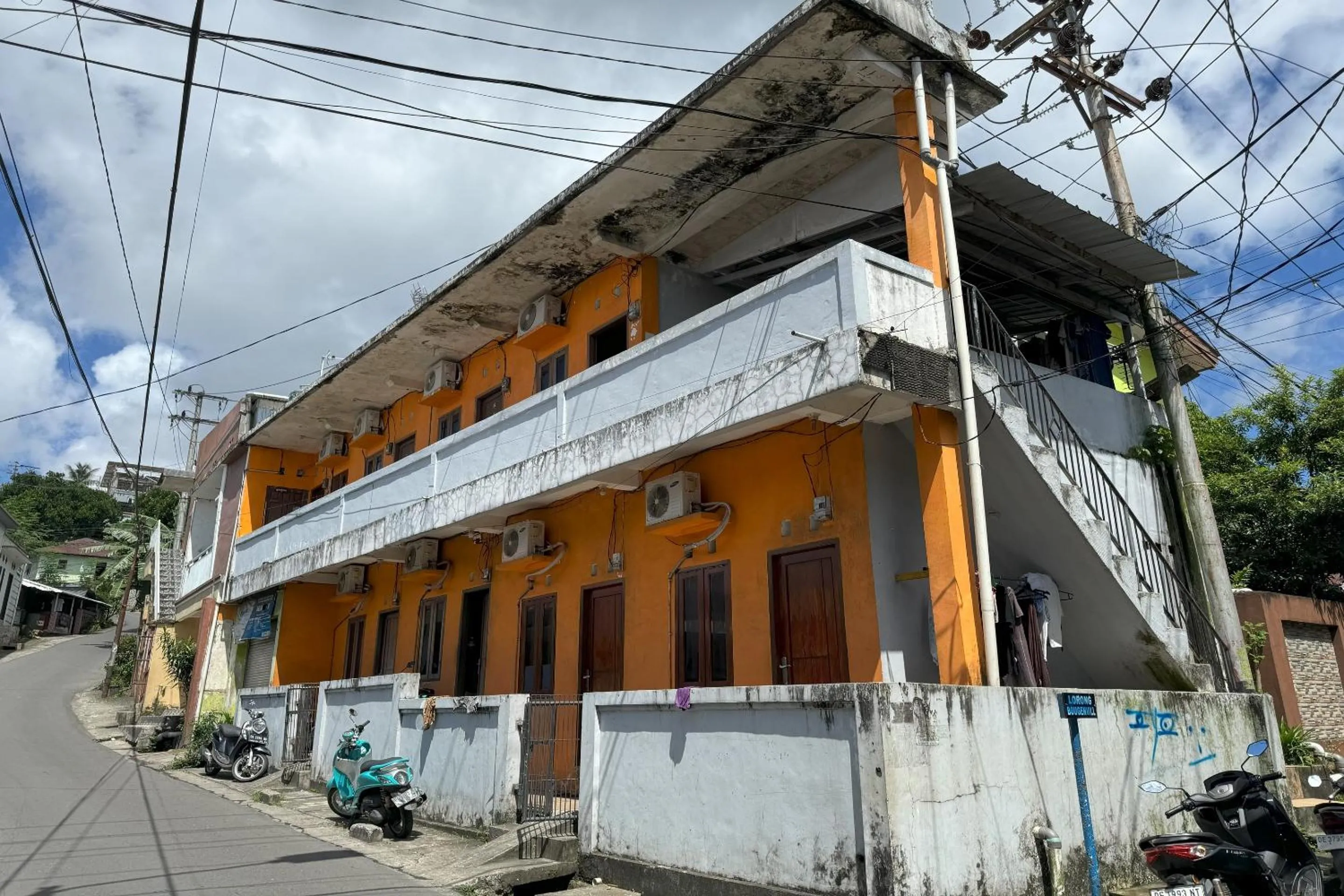 Facade/entrance in Hotel O Kost Indra