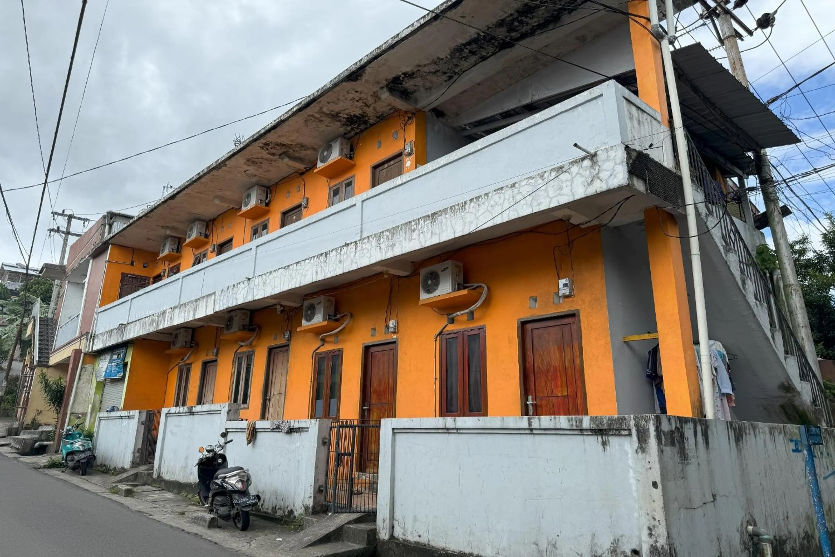 Facade/entrance in Hotel O Kost Indra