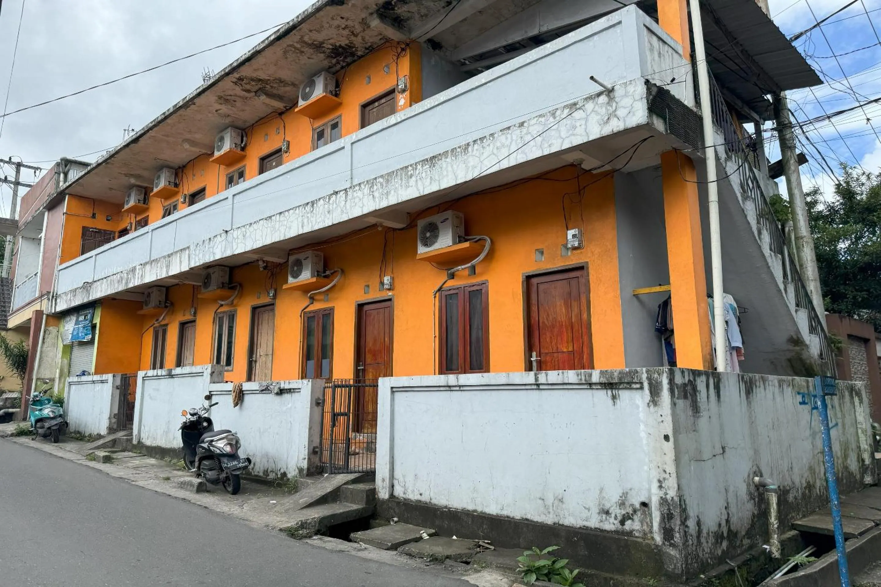 Facade/entrance in Hotel O Kost Indra