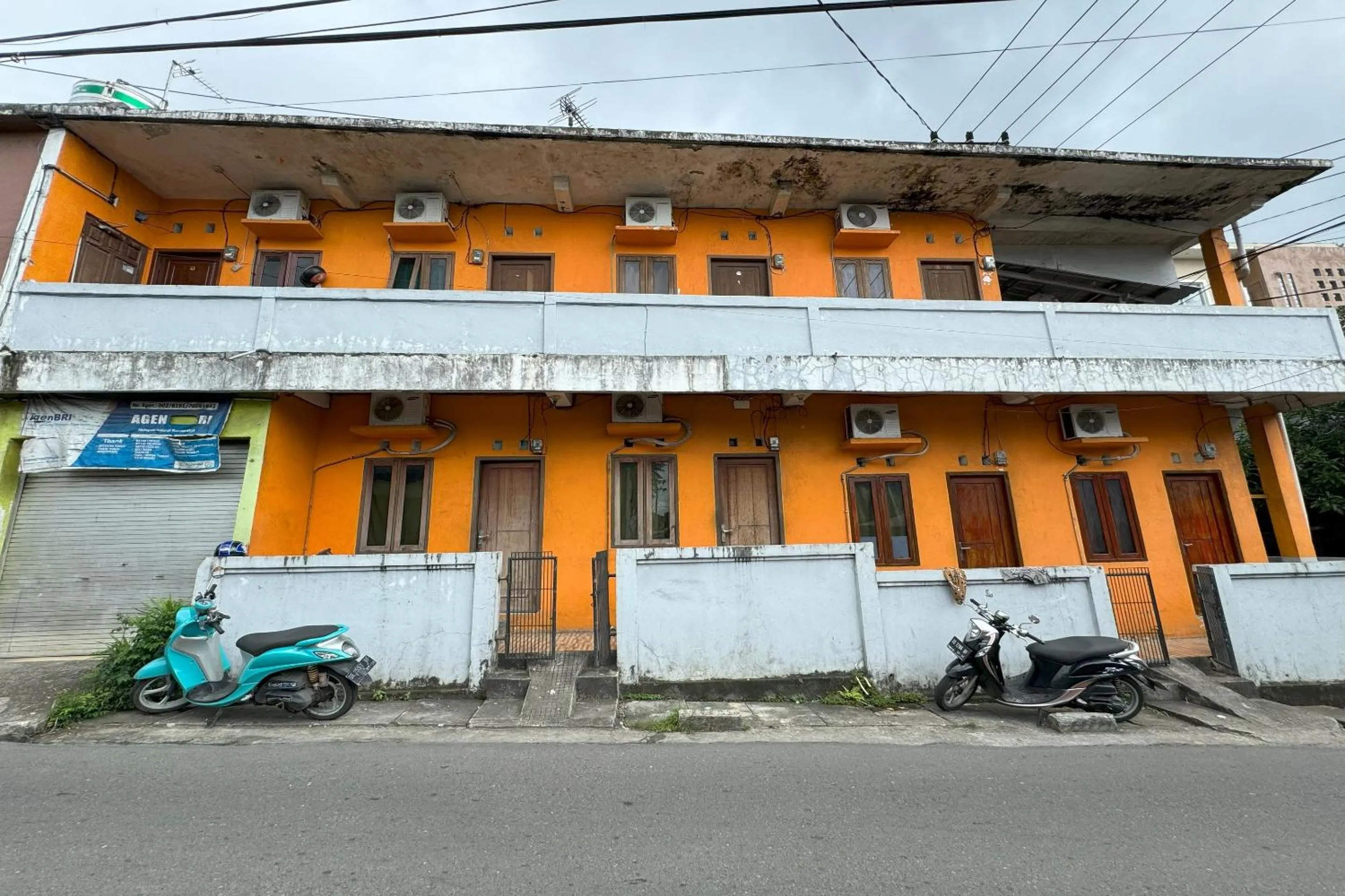 Facade/entrance in Hotel O Kost Indra