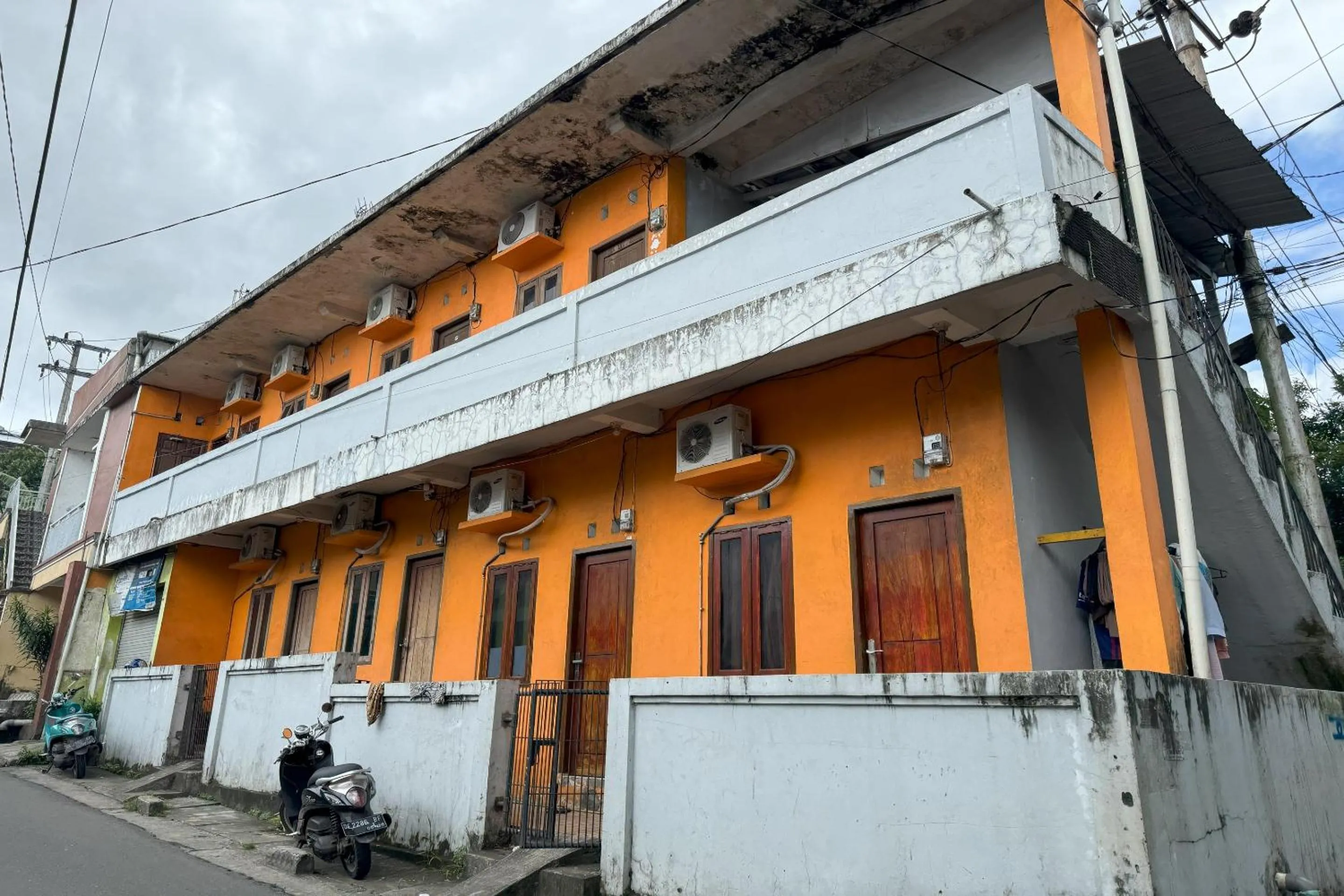 Facade/entrance in Hotel O Kost Indra