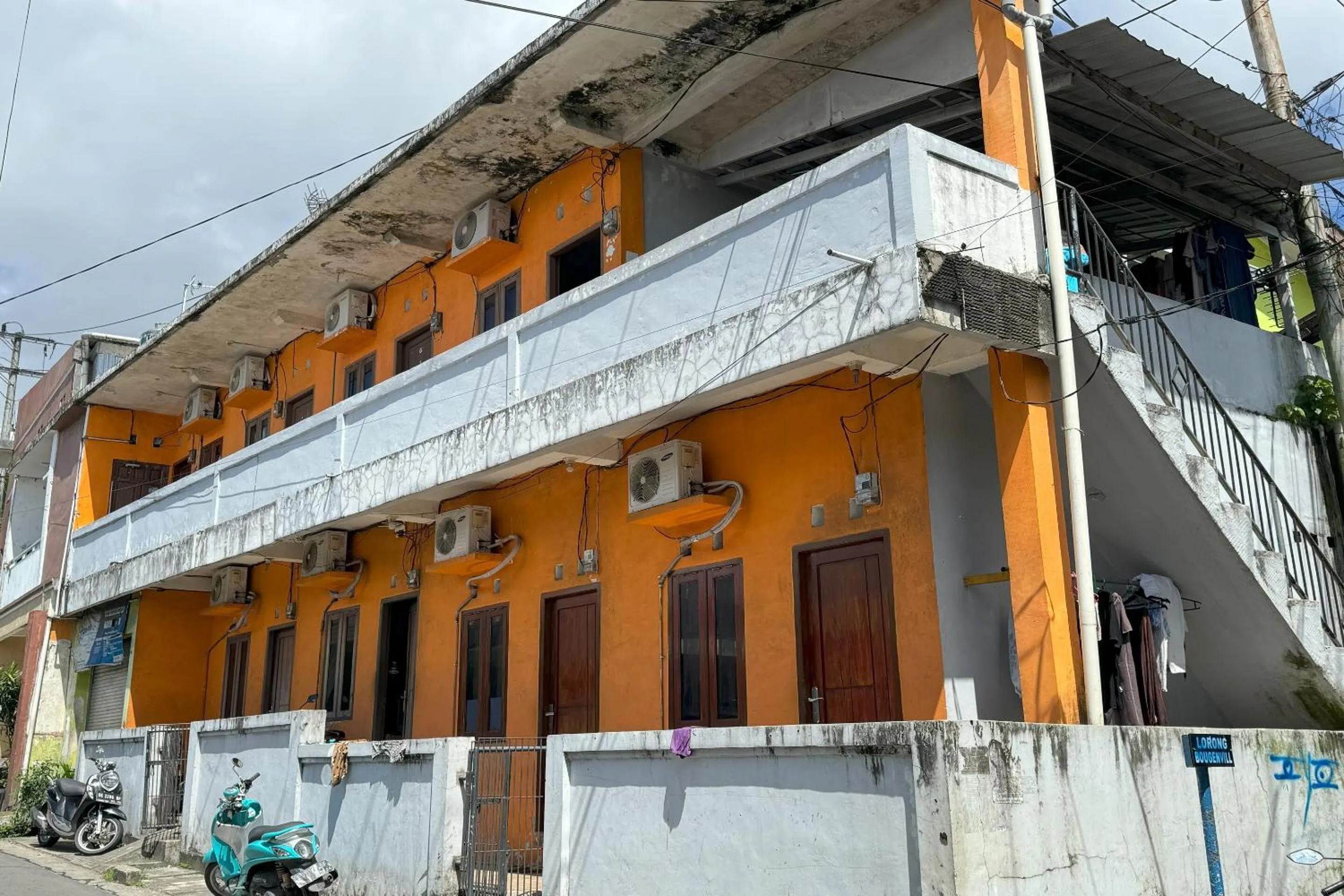 Facade/entrance in Hotel O Kost Indra