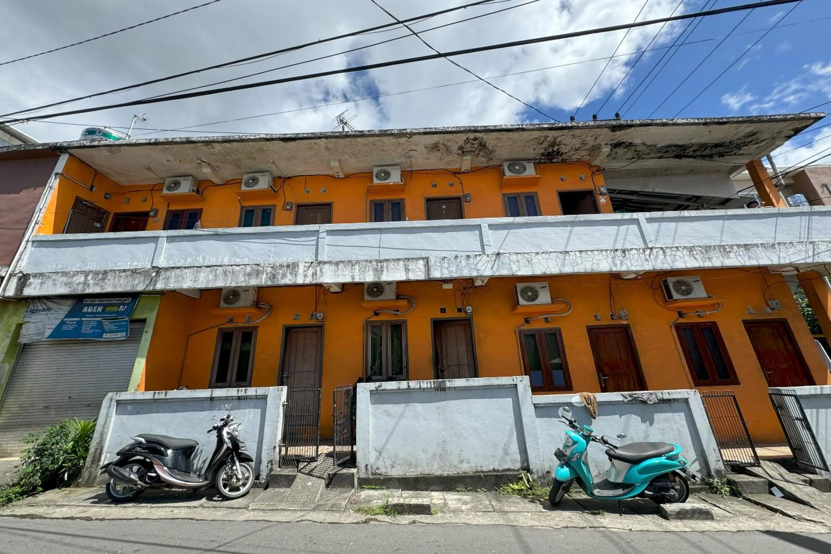 Facade/entrance in Hotel O Kost Indra