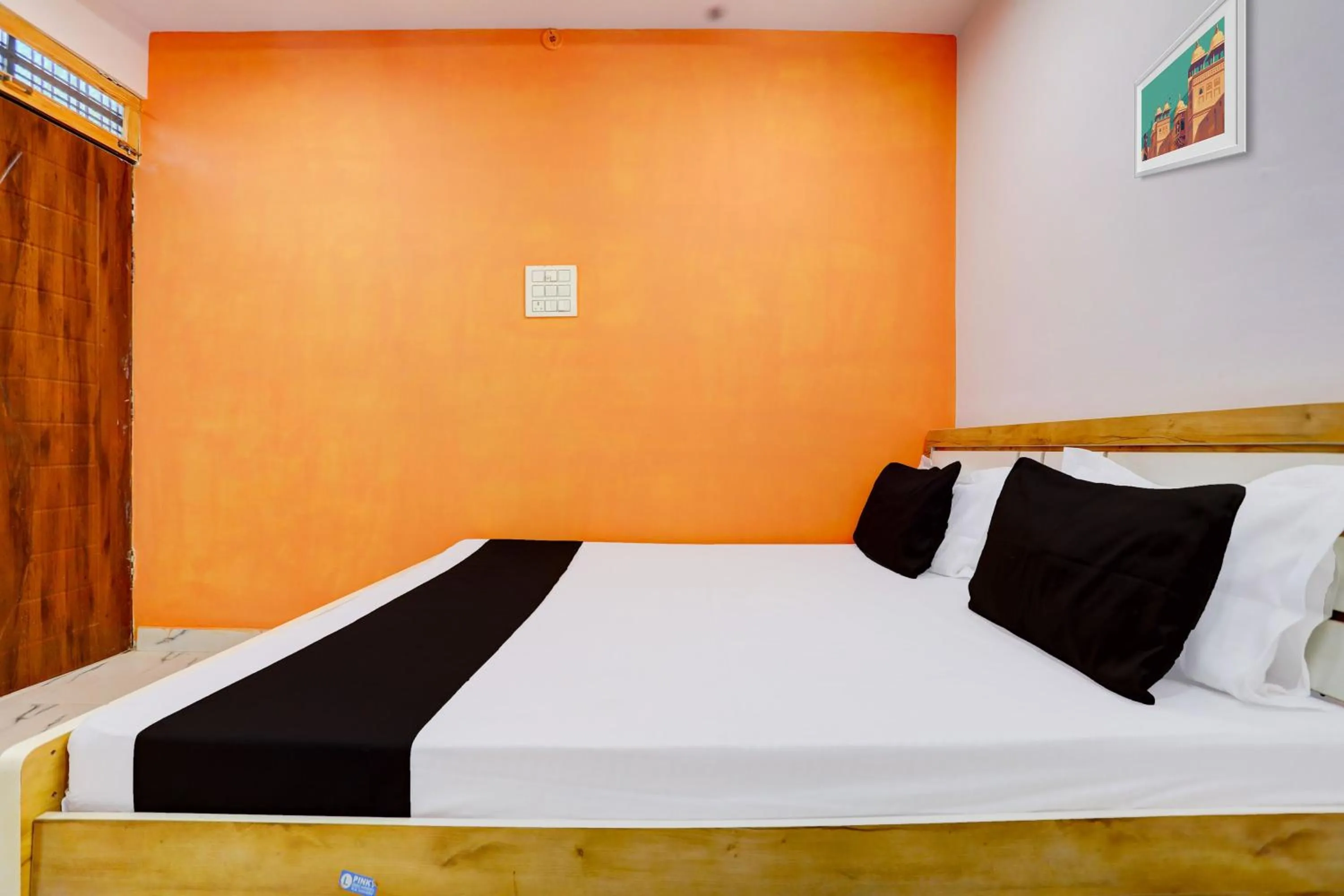 Bedroom, Bed in SPOT ON The SN Lawn