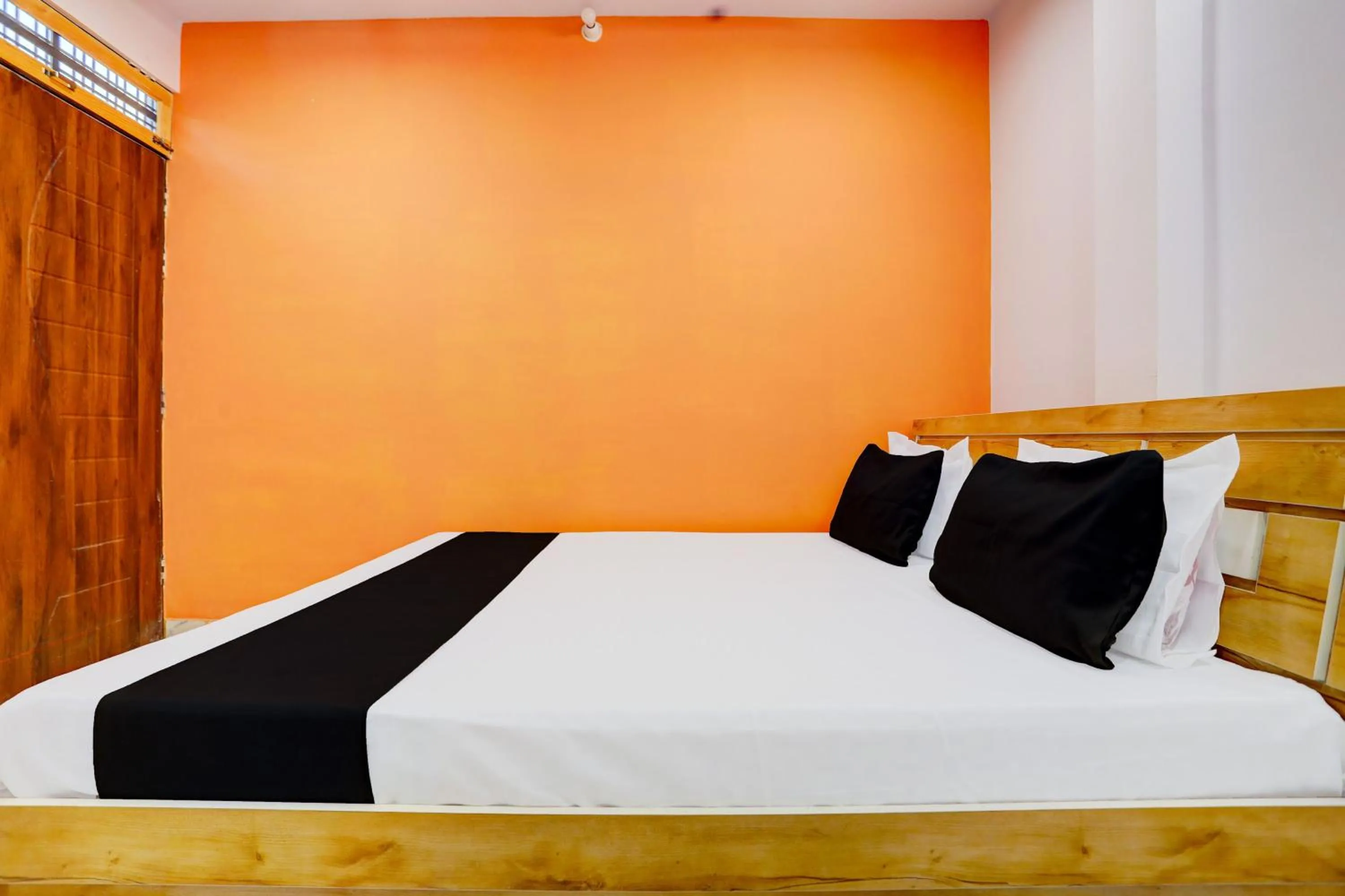 Bedroom, Bed in SPOT ON The SN Lawn