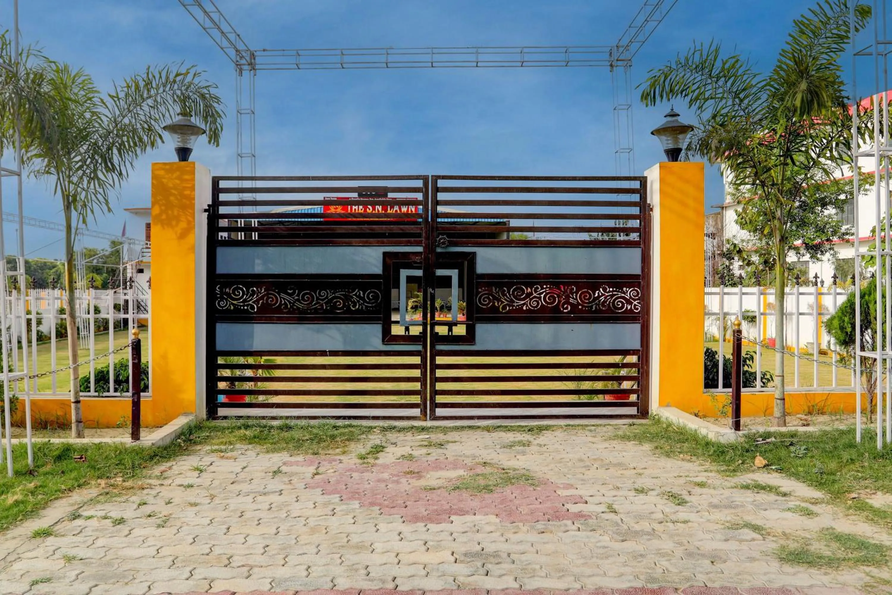 Facade/entrance in SPOT ON The SN Lawn