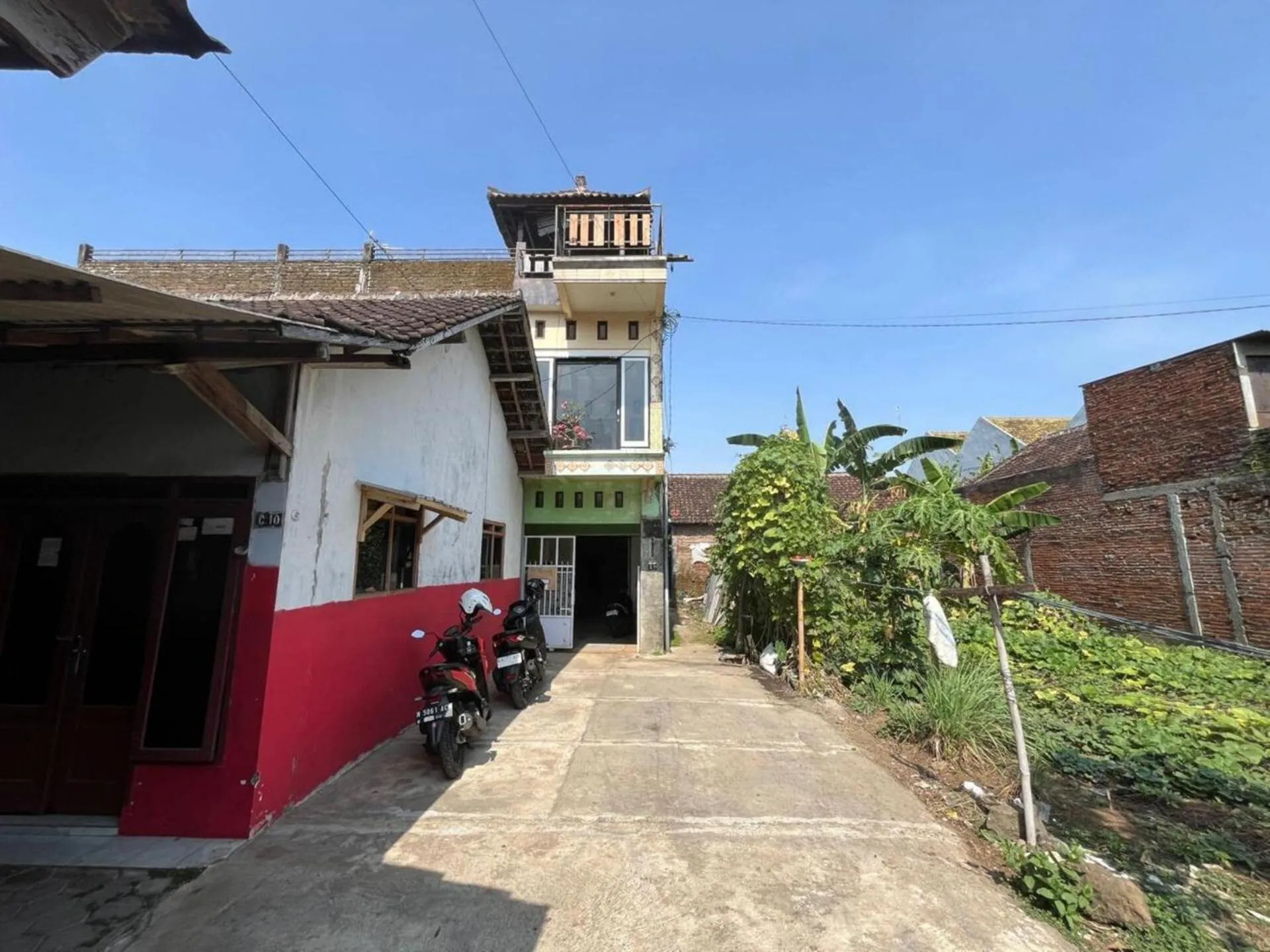 Facade/entrance in SPOT ON 93999 Kost Ibu Joko Syariah