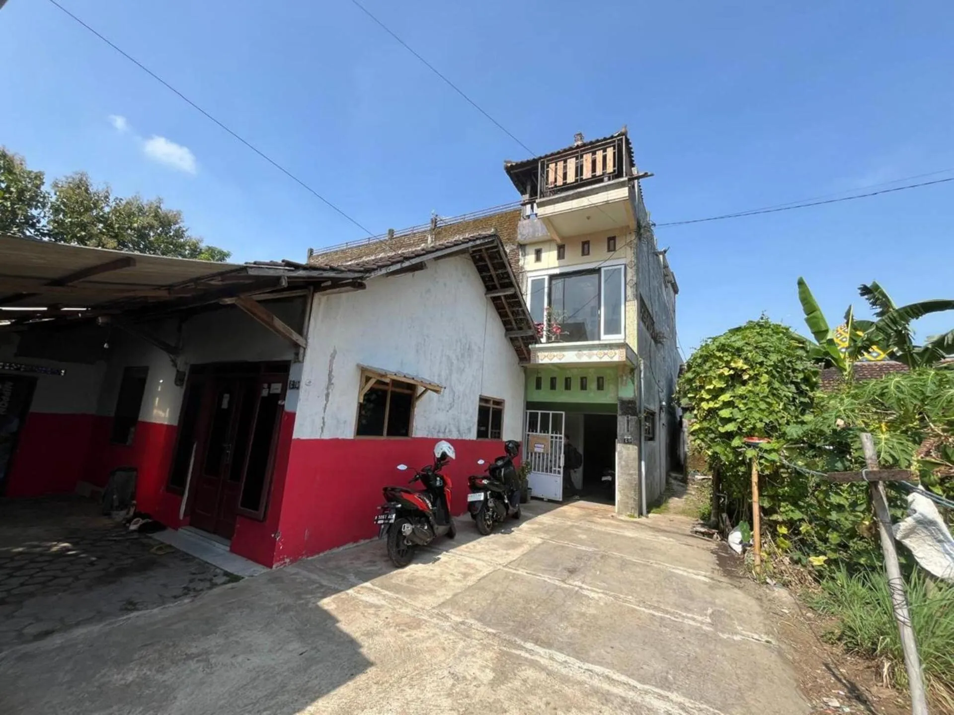 Facade/entrance in SPOT ON 93999 Kost Ibu Joko Syariah