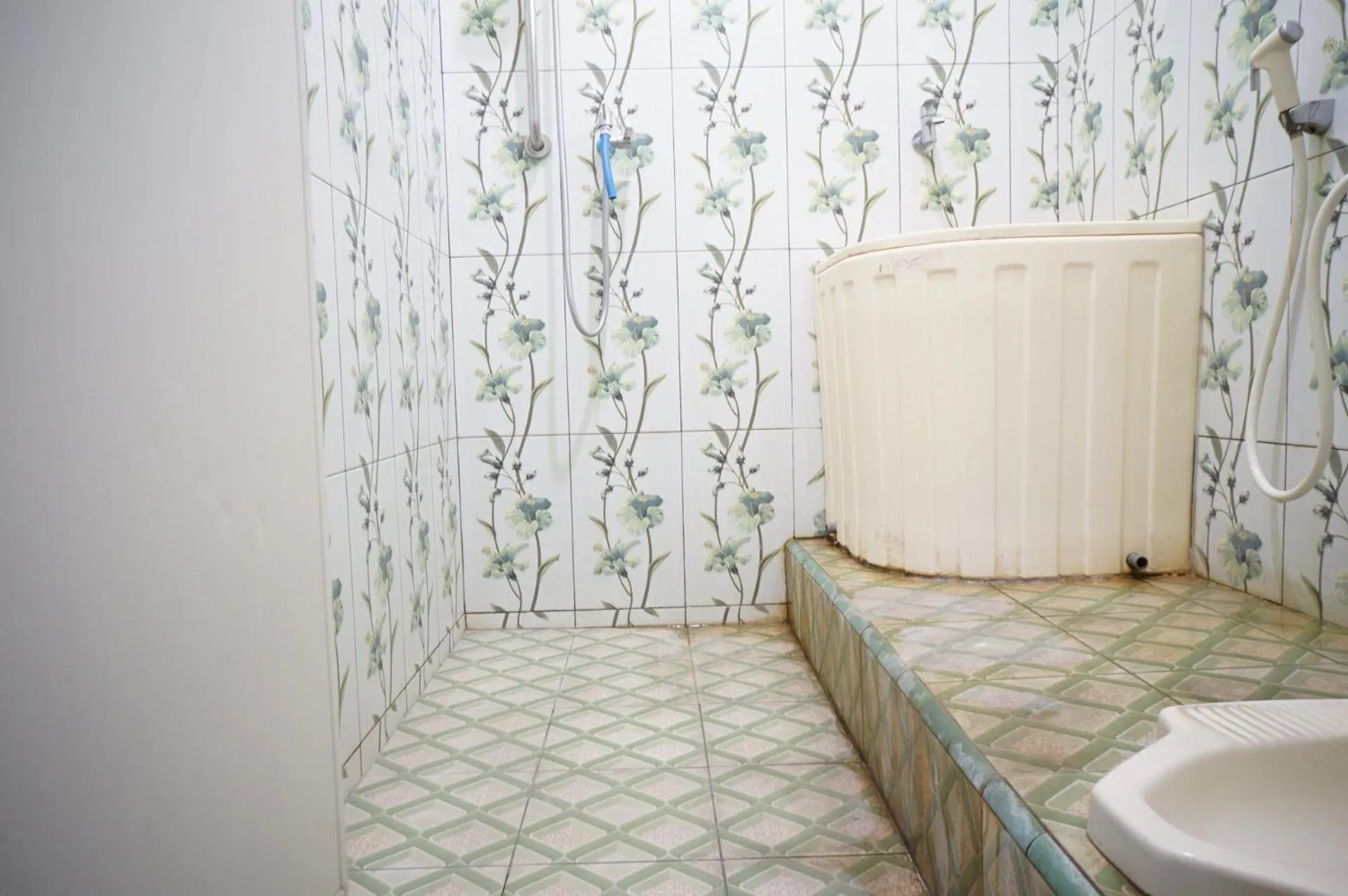 Bathroom in SPOT ON 93999 Kost Ibu Joko Syariah