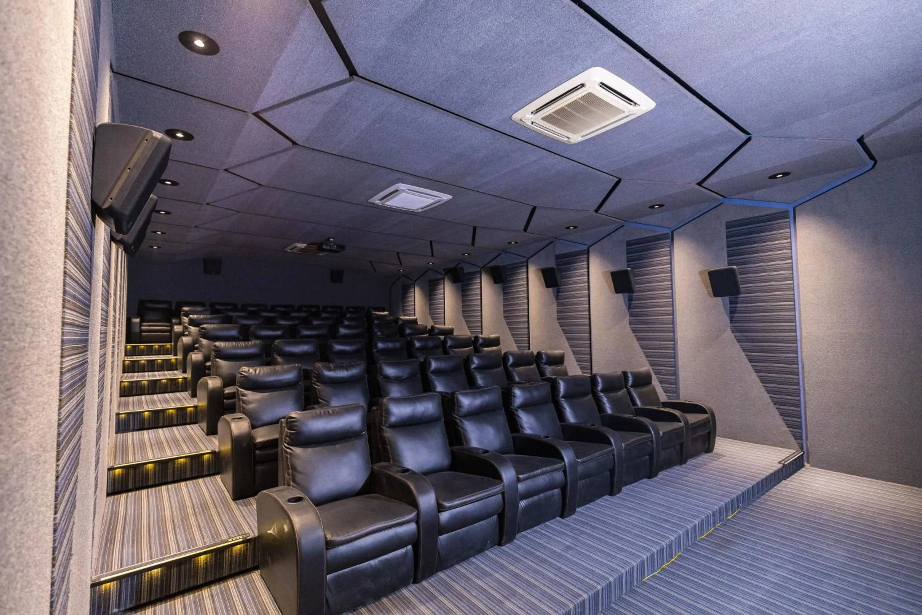 Evening entertainment in The Augusta Club & Resort