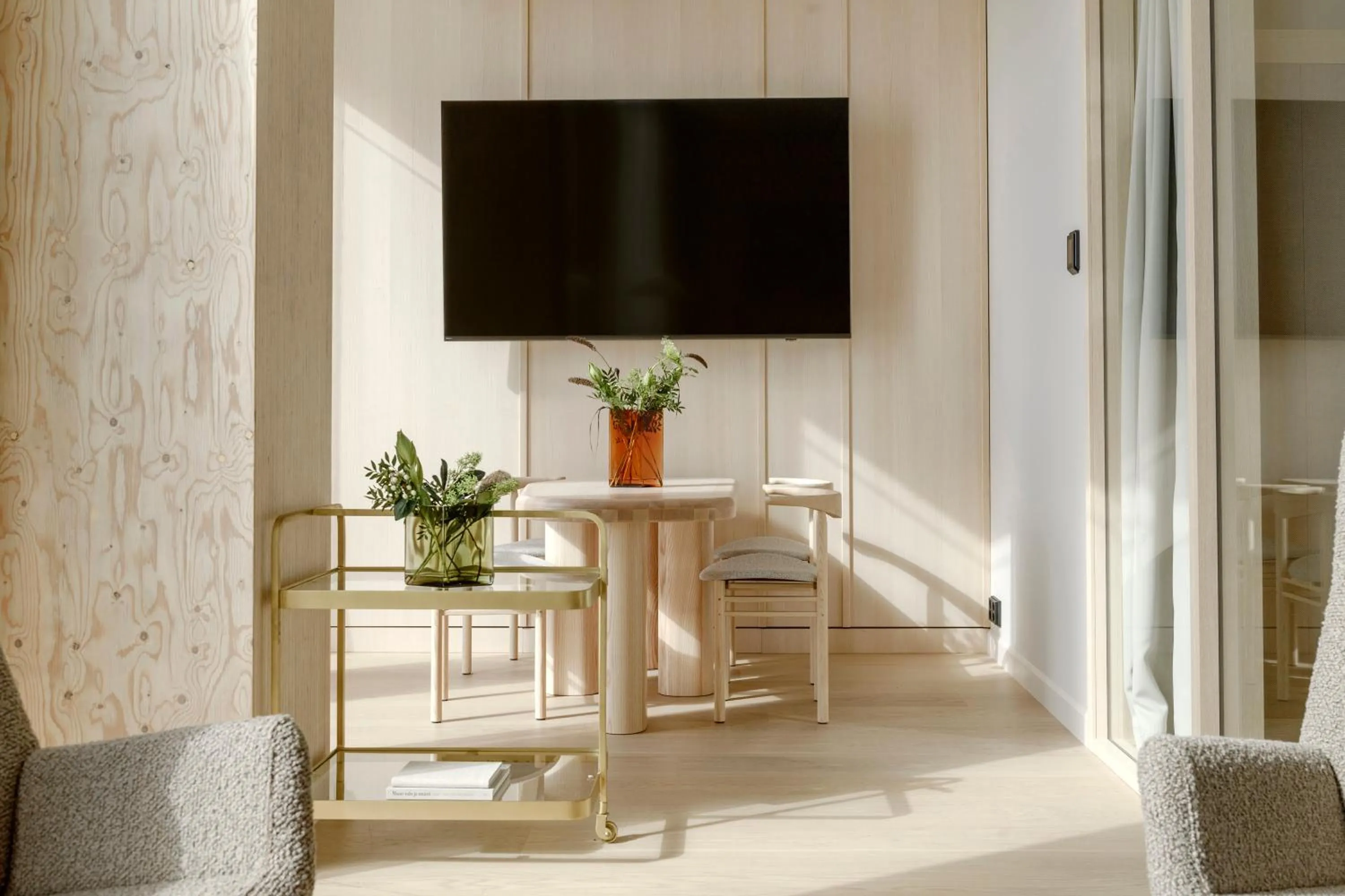 Communal lounge/ TV room in Solo Sokos Hotel Pier 4