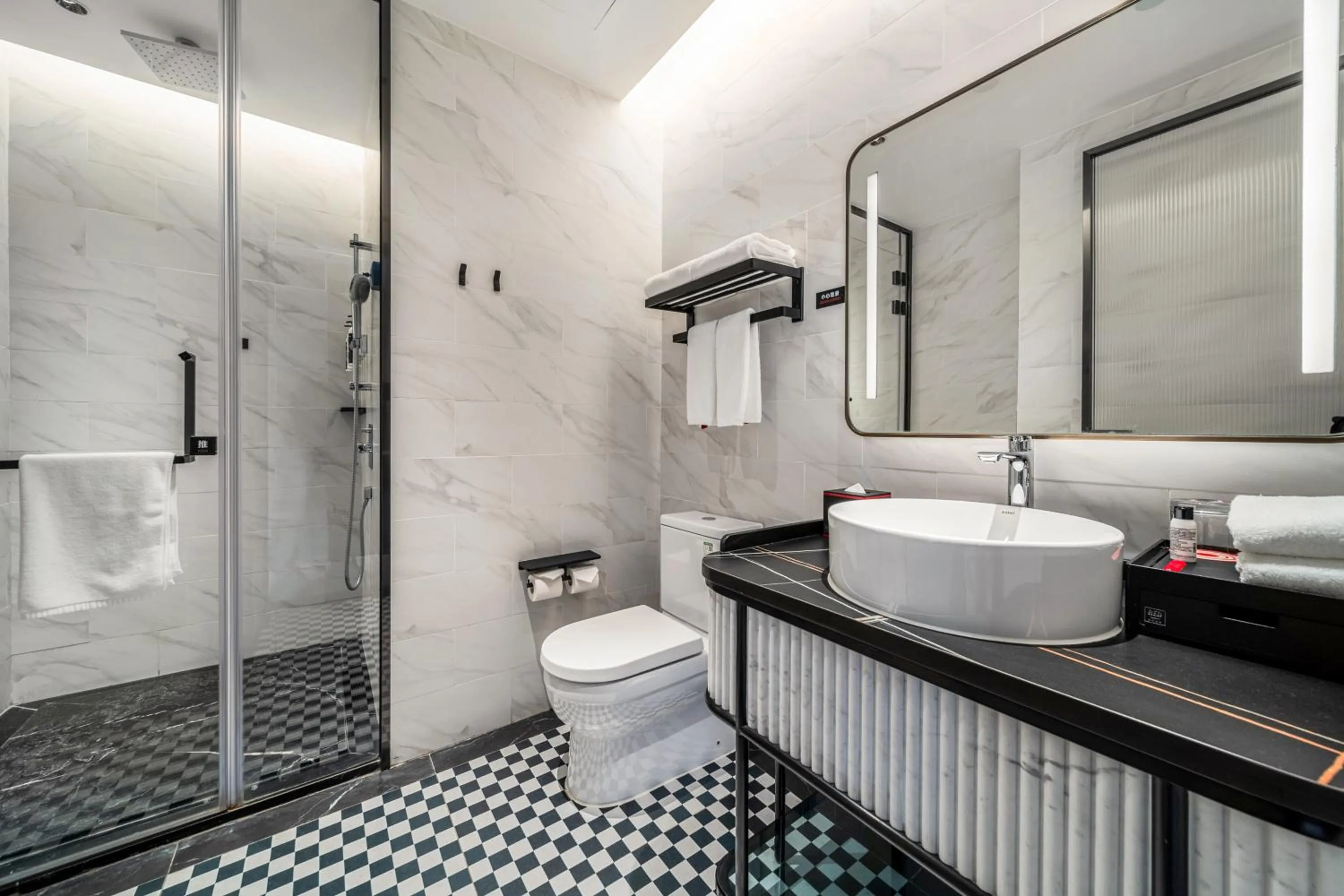 Shower in Radisson Red Guangzhou South Railway Station