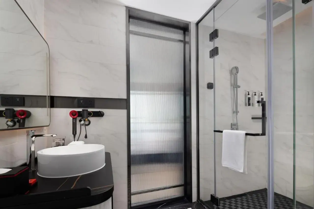 Bathroom in Radisson Red Guangzhou South Railway Station Bathroom in Radisson Red Guangzhou South Railway Station