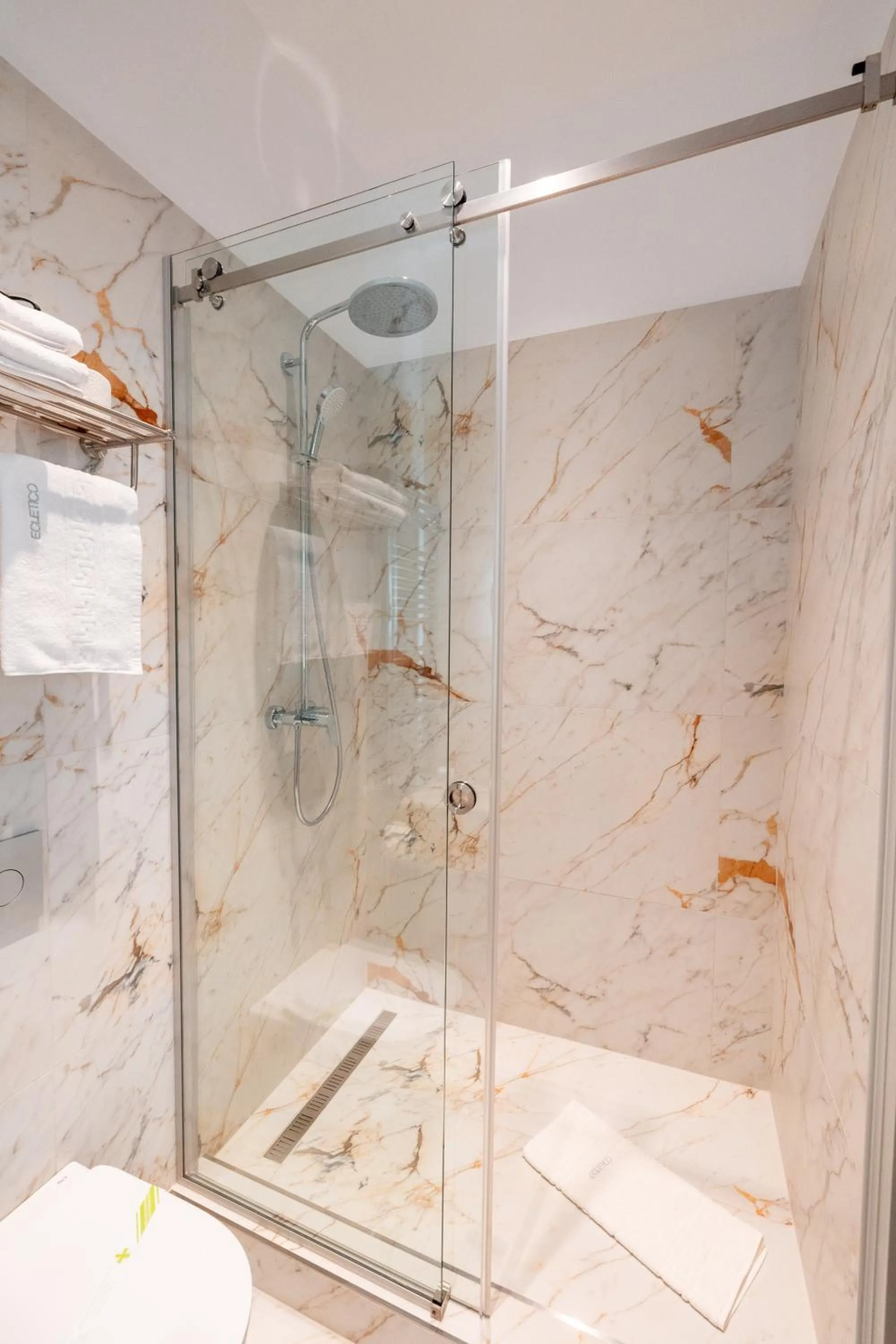 Shower in Ecletico Villa