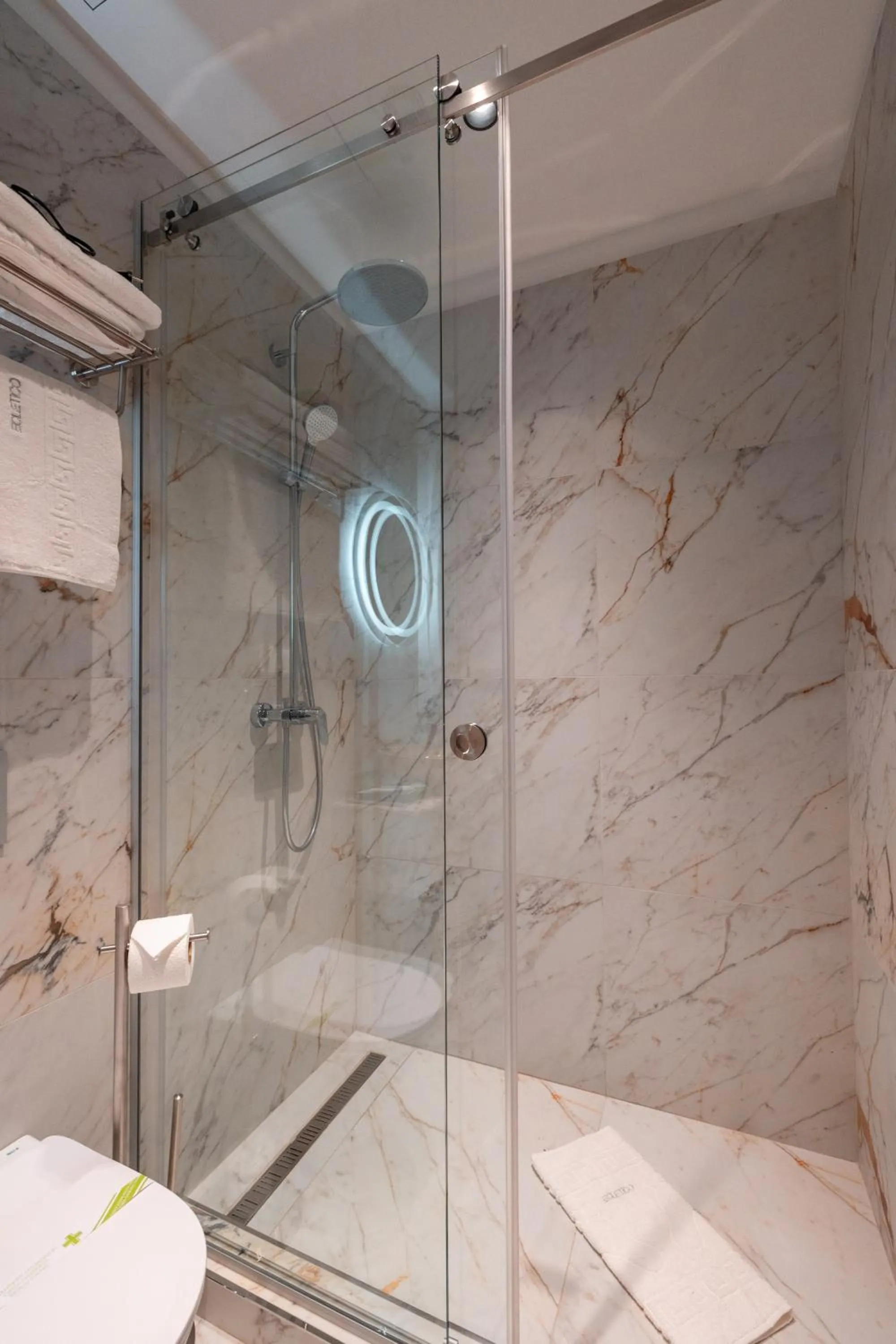 Shower in Ecletico Villa