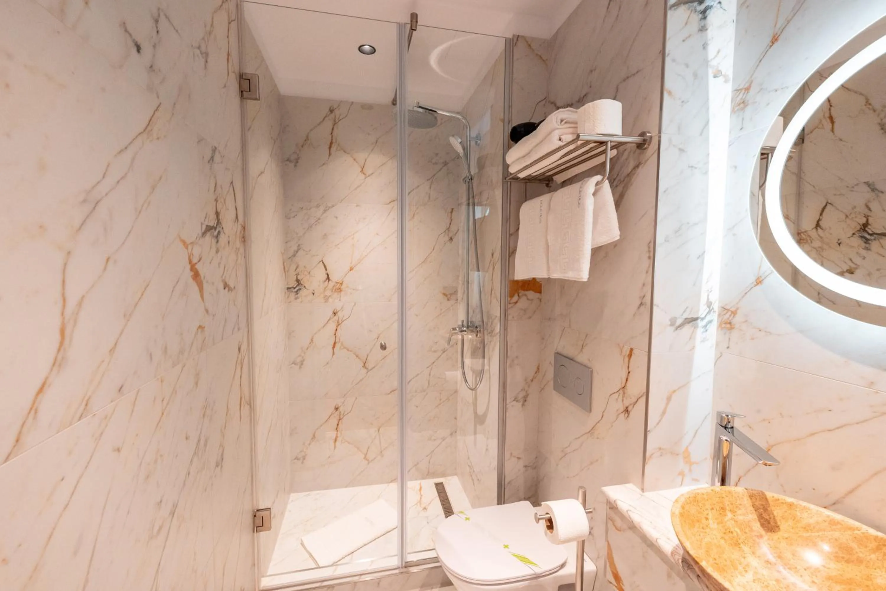 Shower in Ecletico Villa