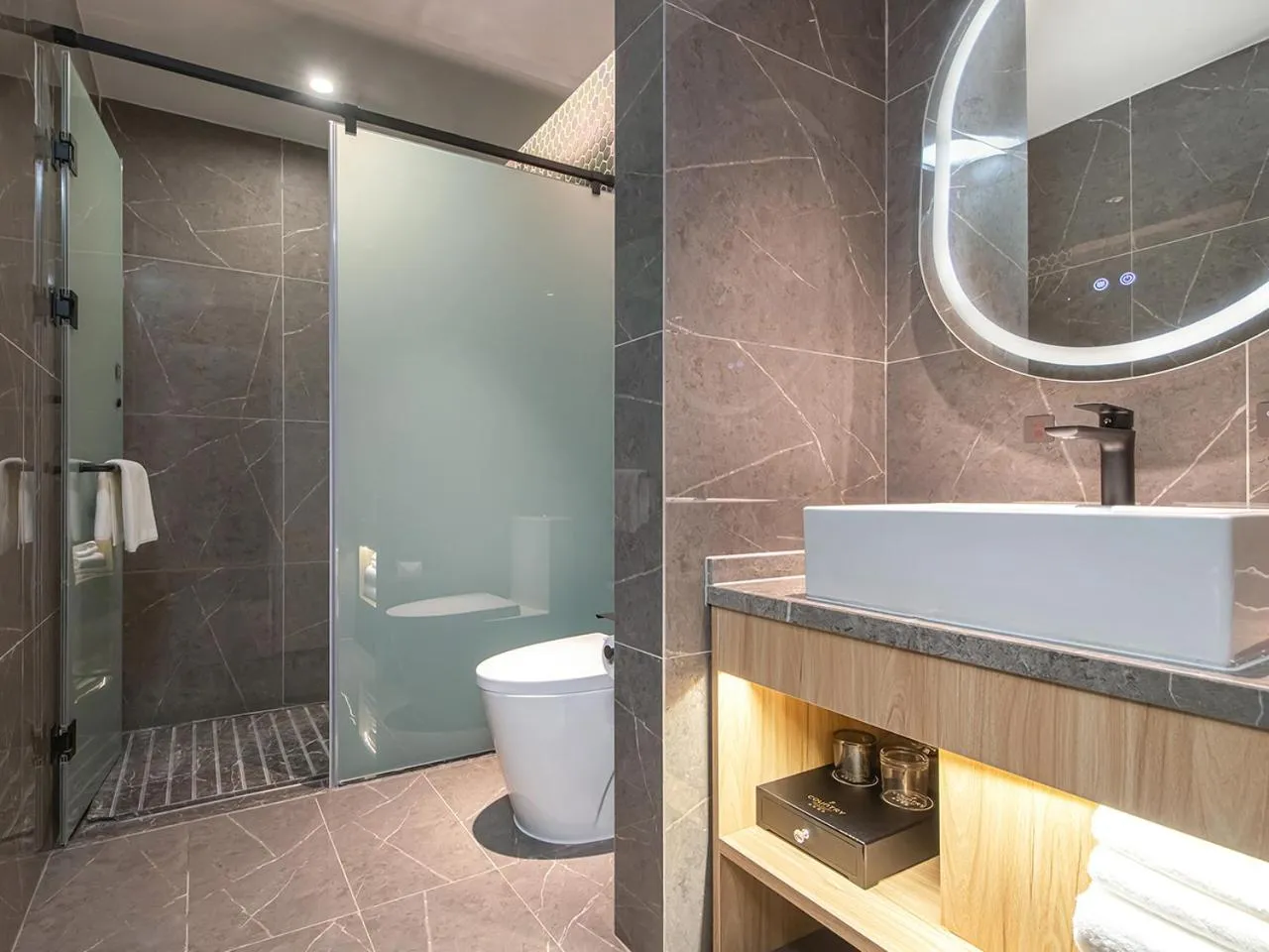 Shower in Country Inn & Suite by Radisson, Shanghai Hongkou Football Stadium Chifeng Road