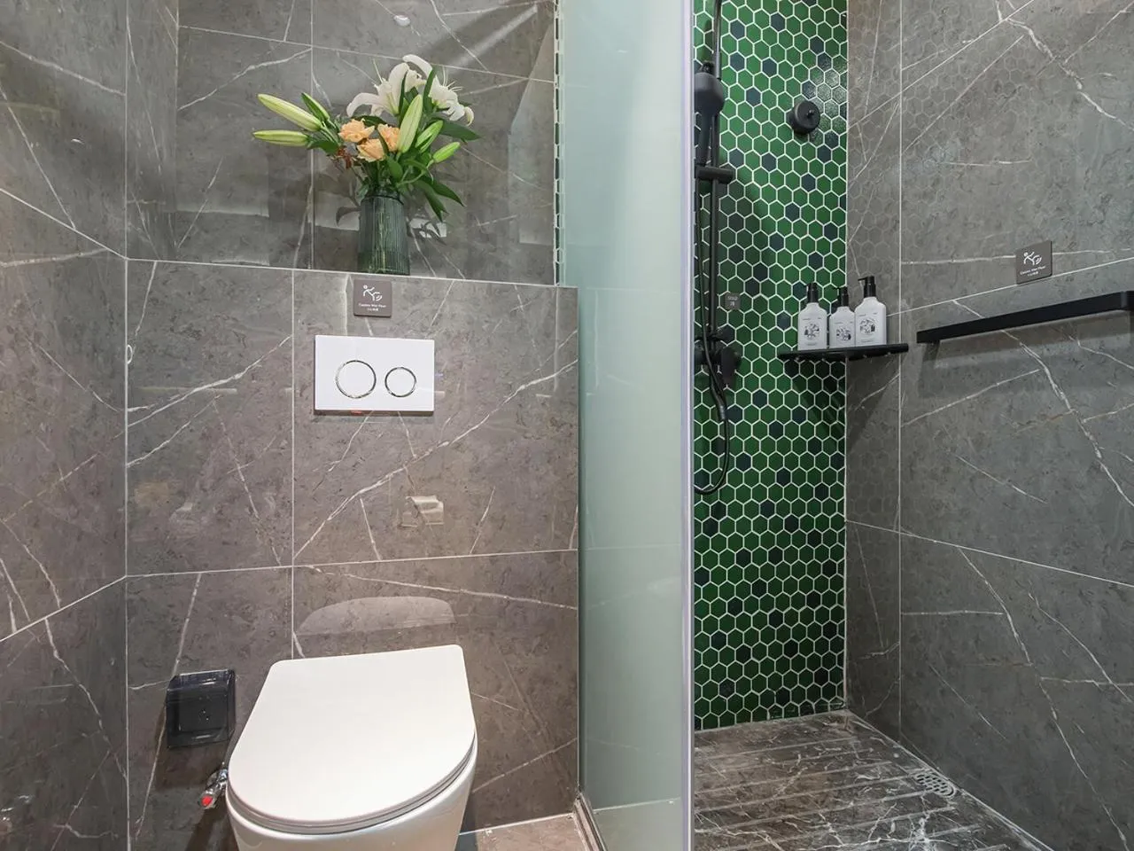 Shower in Country Inn & Suite by Radisson, Shanghai Hongkou Football Stadium Chifeng Road
