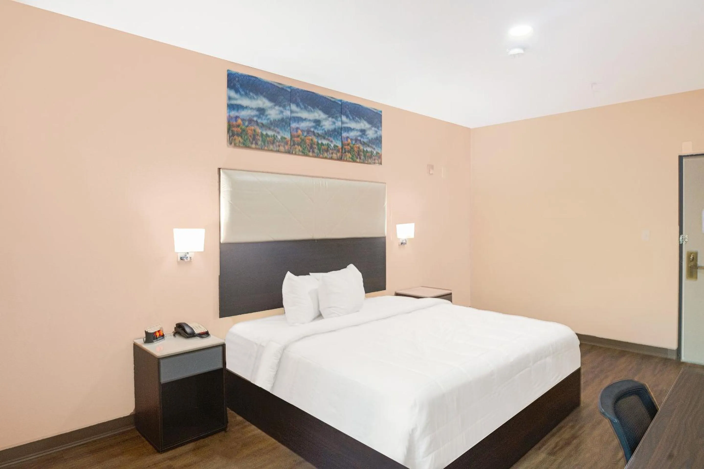 Bedroom in OYO Hotel Adairsville Calhoun South I-75