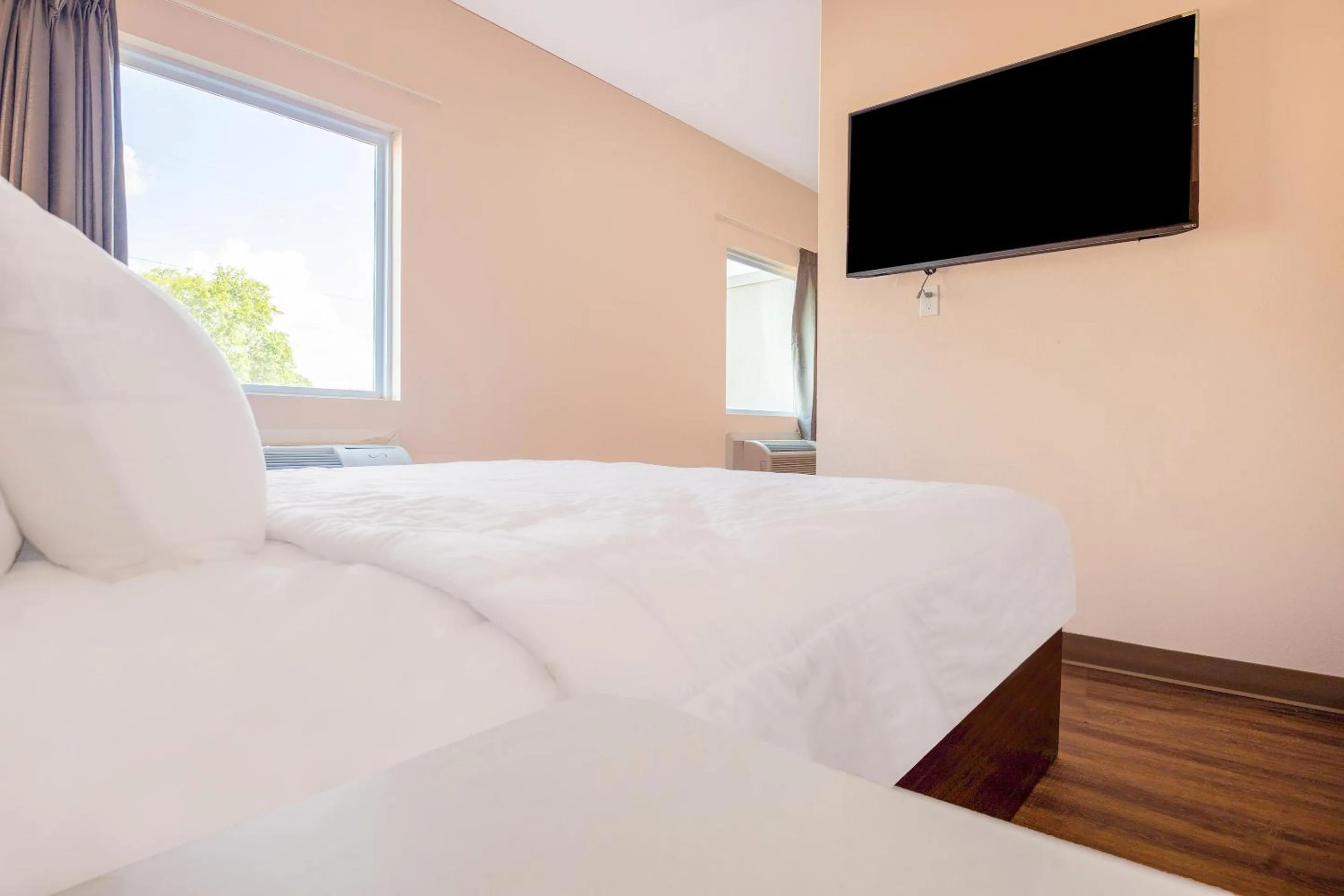 Bedroom in OYO Hotel Adairsville Calhoun South I-75