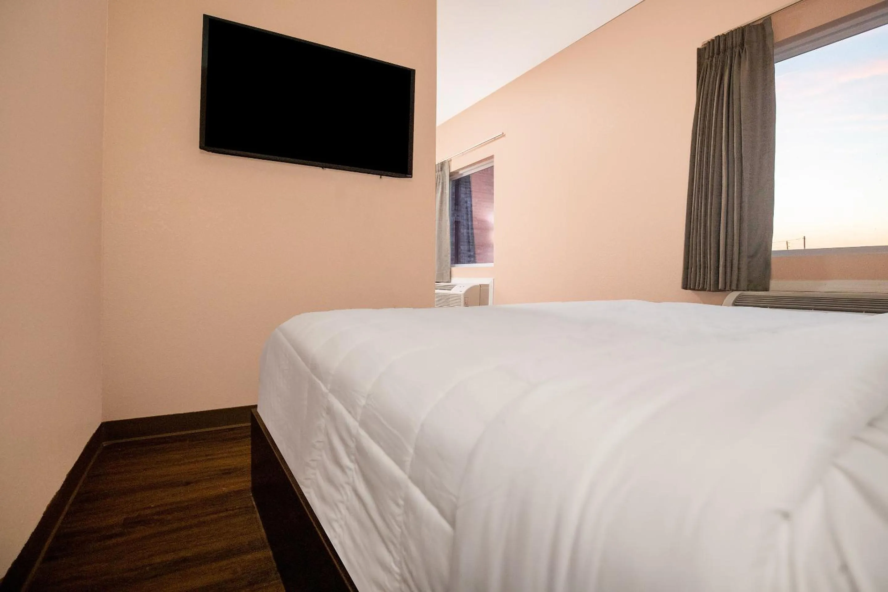 Bedroom in OYO Hotel Adairsville Calhoun South I-75