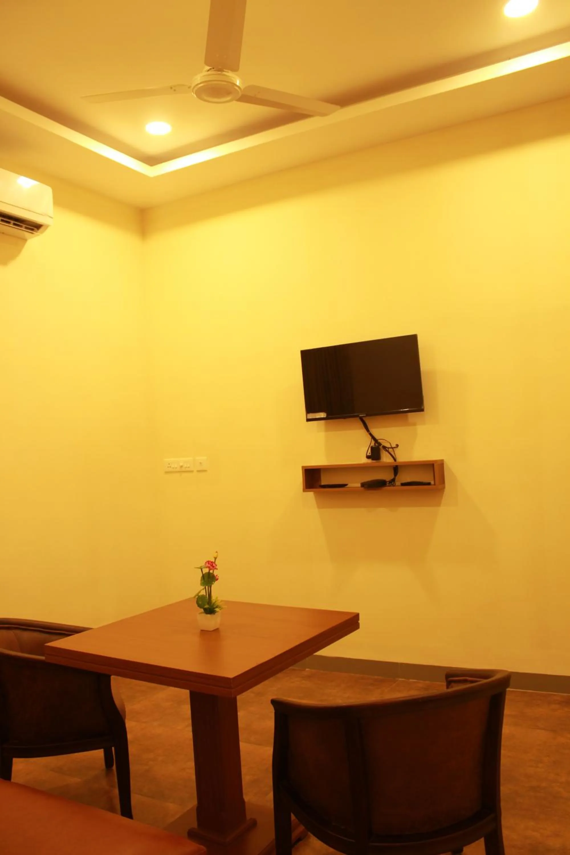 Restaurant/places to eat in Hotel Kairali