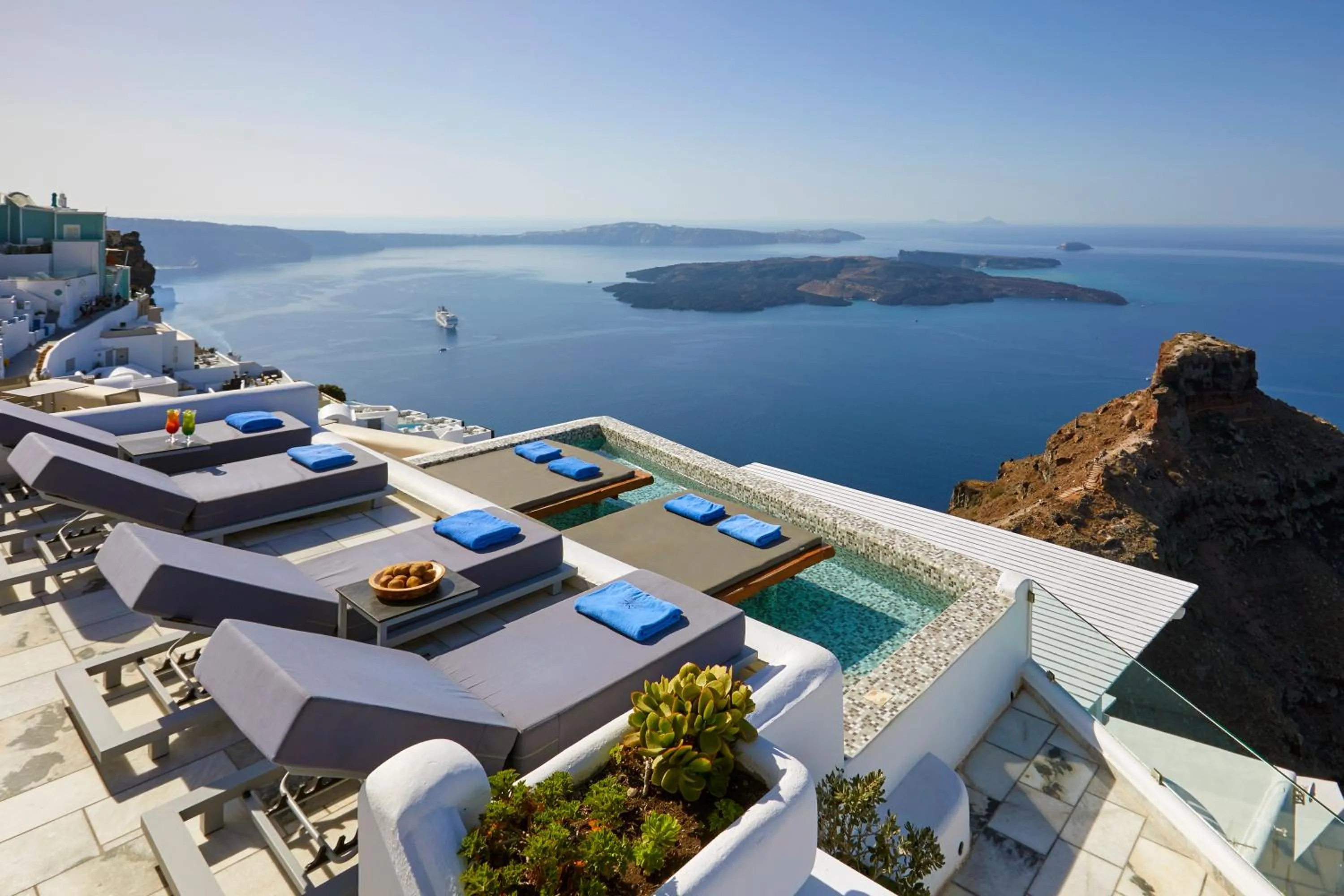 Swimming pool in Iliovasilema Suites