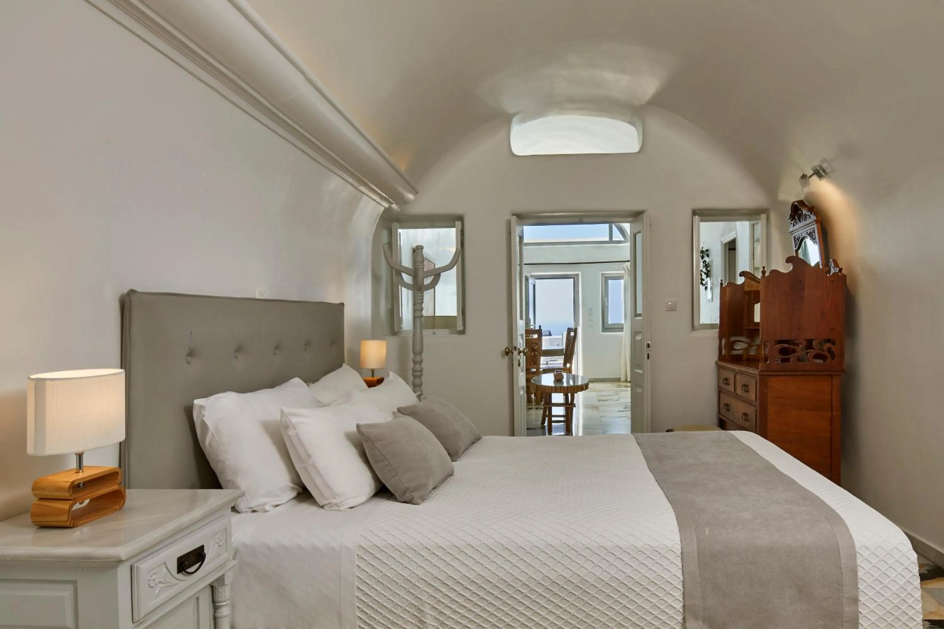 Bed in Iliovasilema Suites