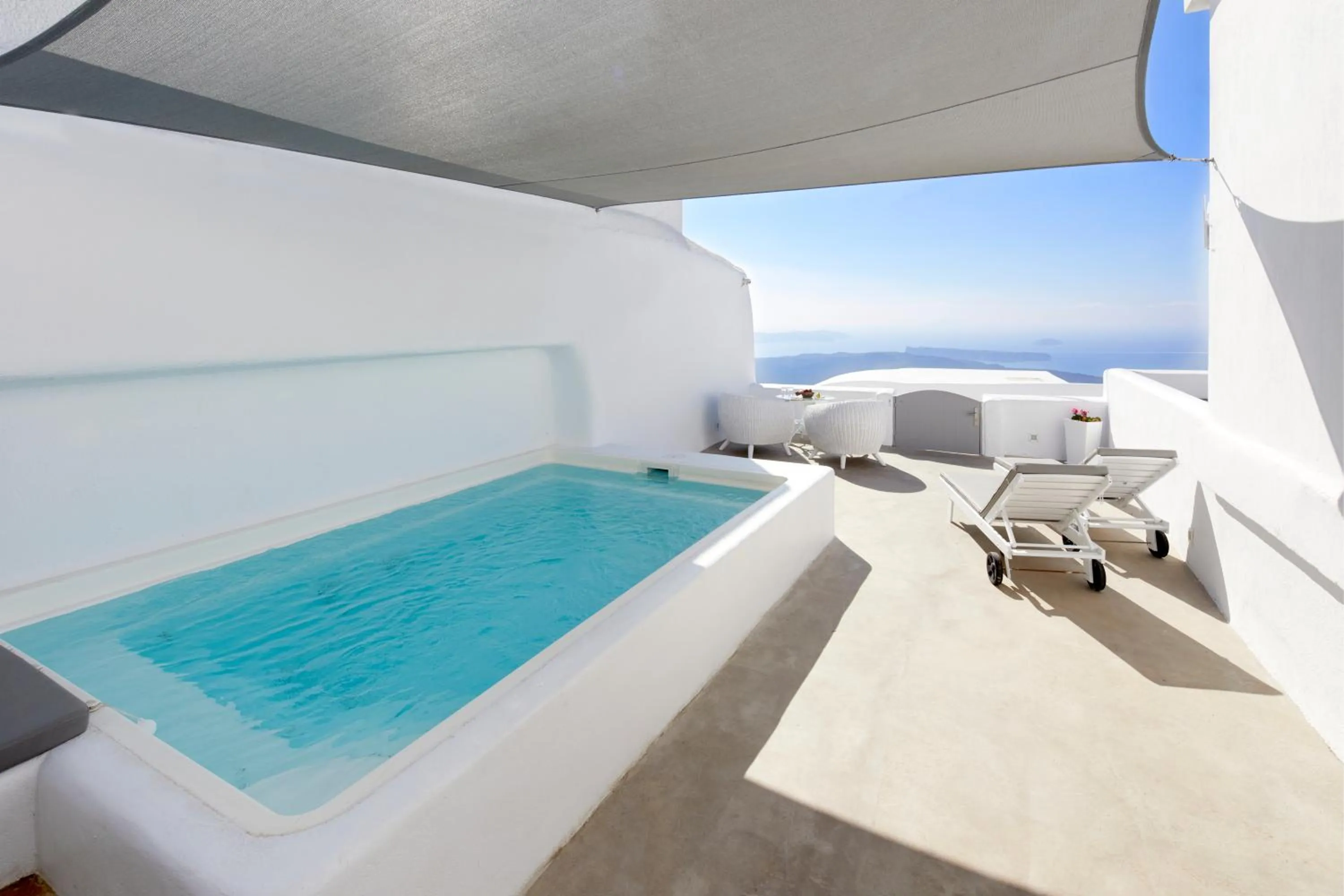 Swimming pool in Iliovasilema Suites