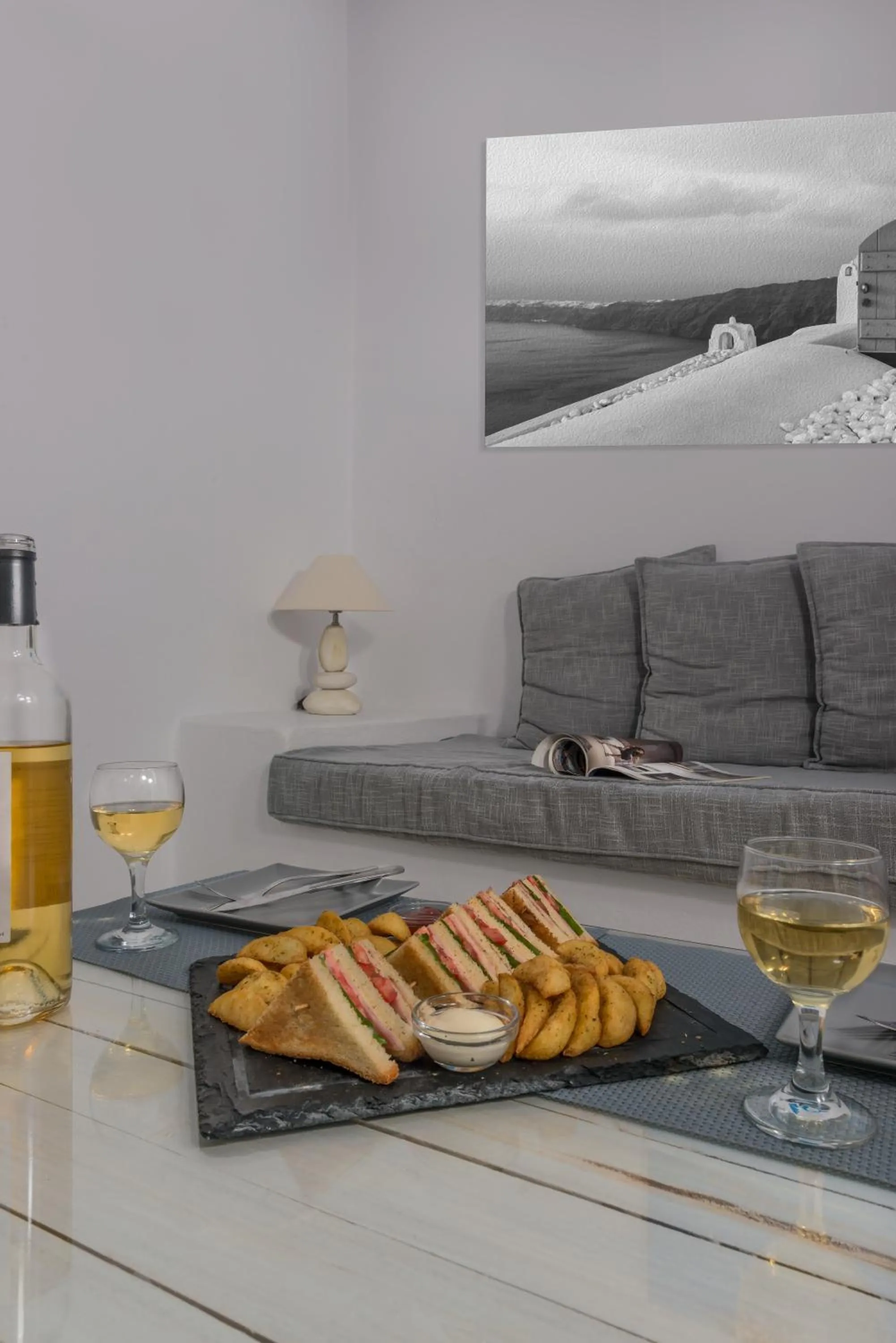 Living room in Iliovasilema Suites