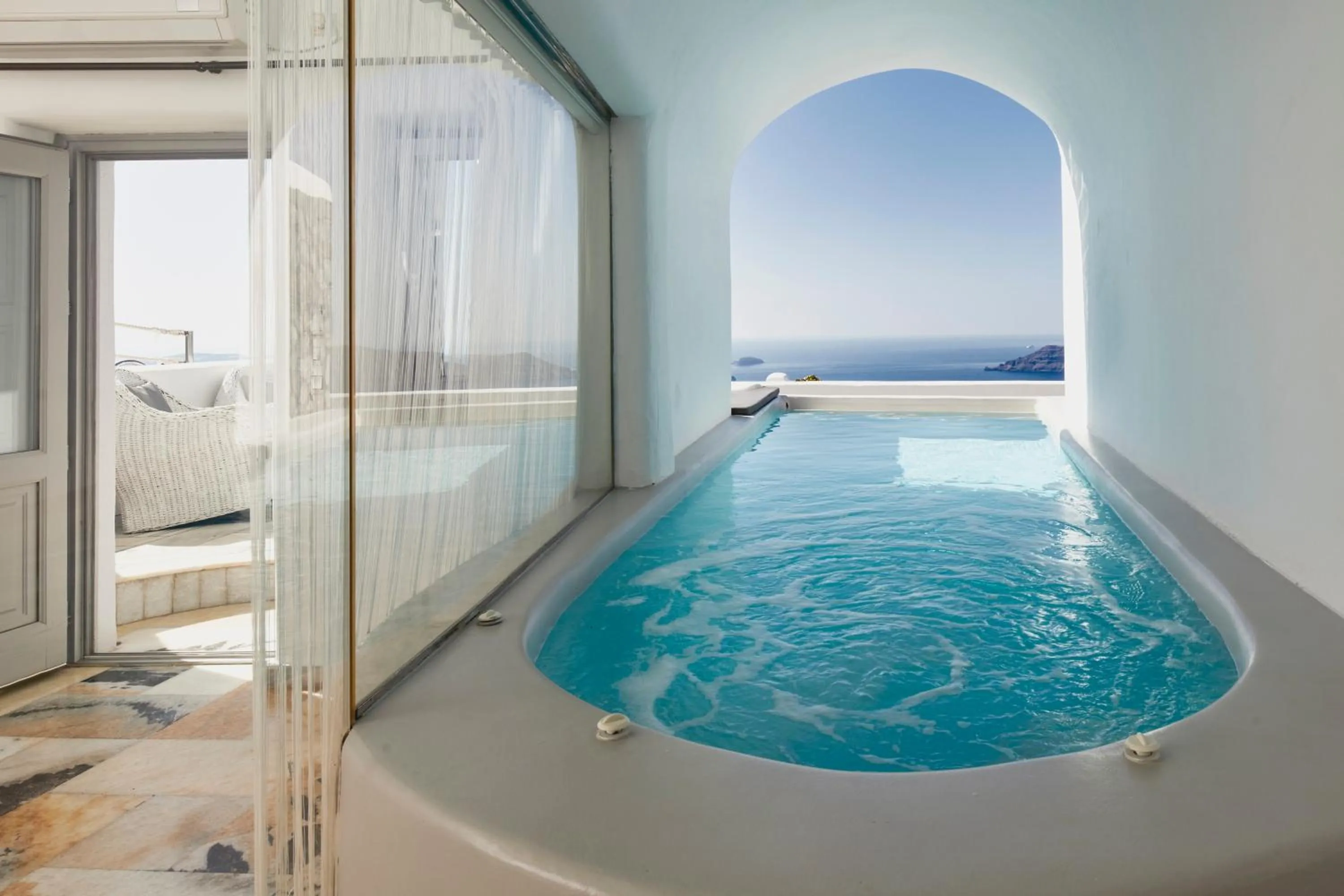 Swimming pool in Iliovasilema Suites