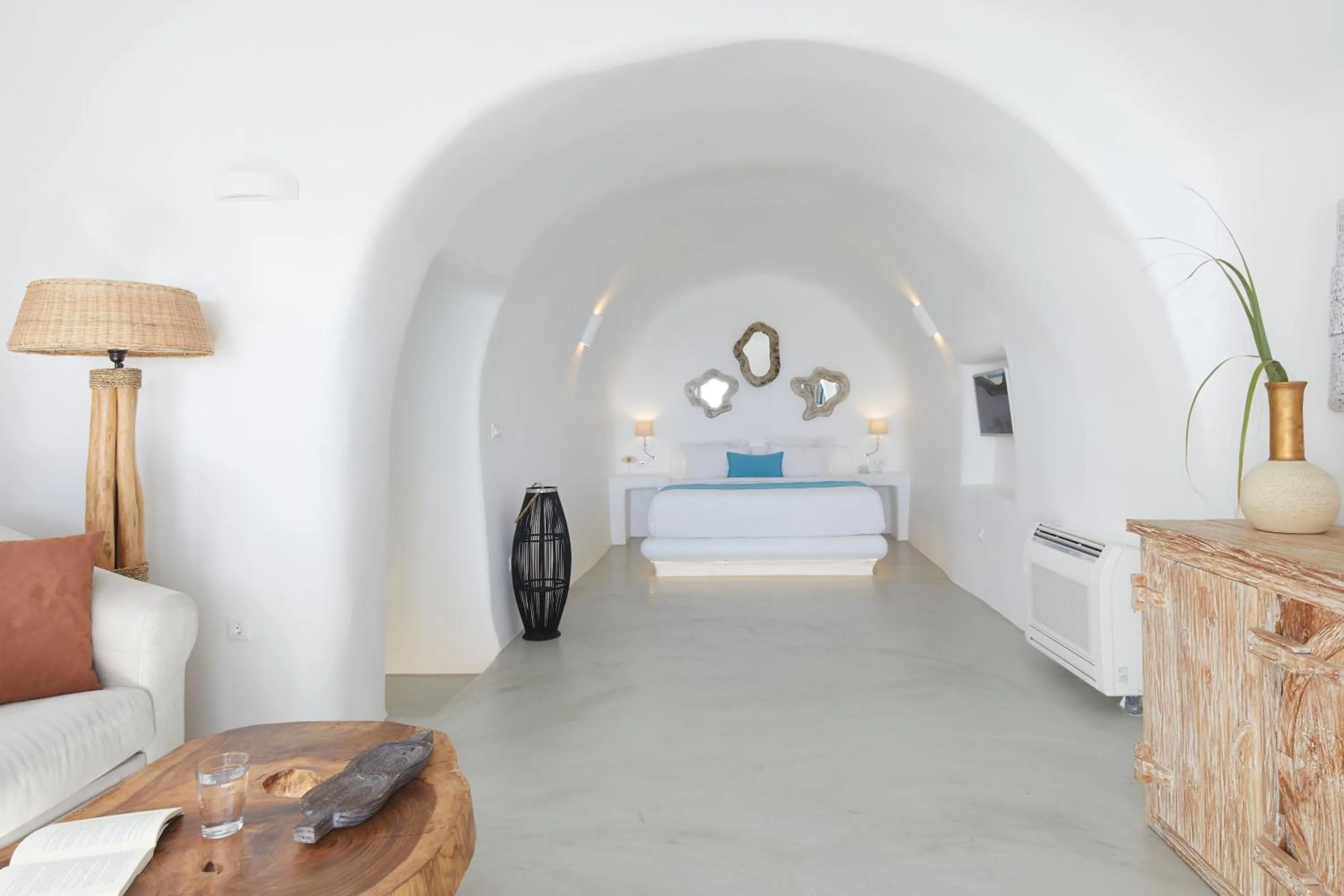 Photo of the whole room, Bed in Iliovasilema Suites