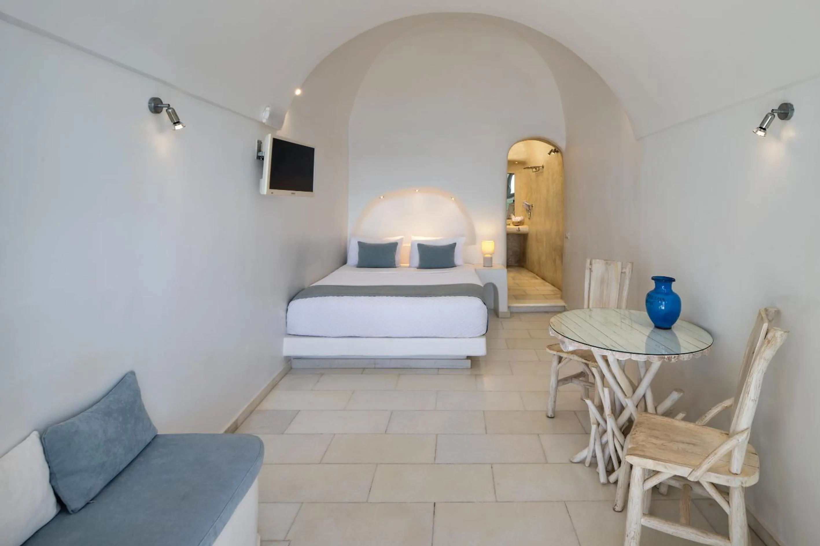 Living room, Bed in Iliovasilema Suites