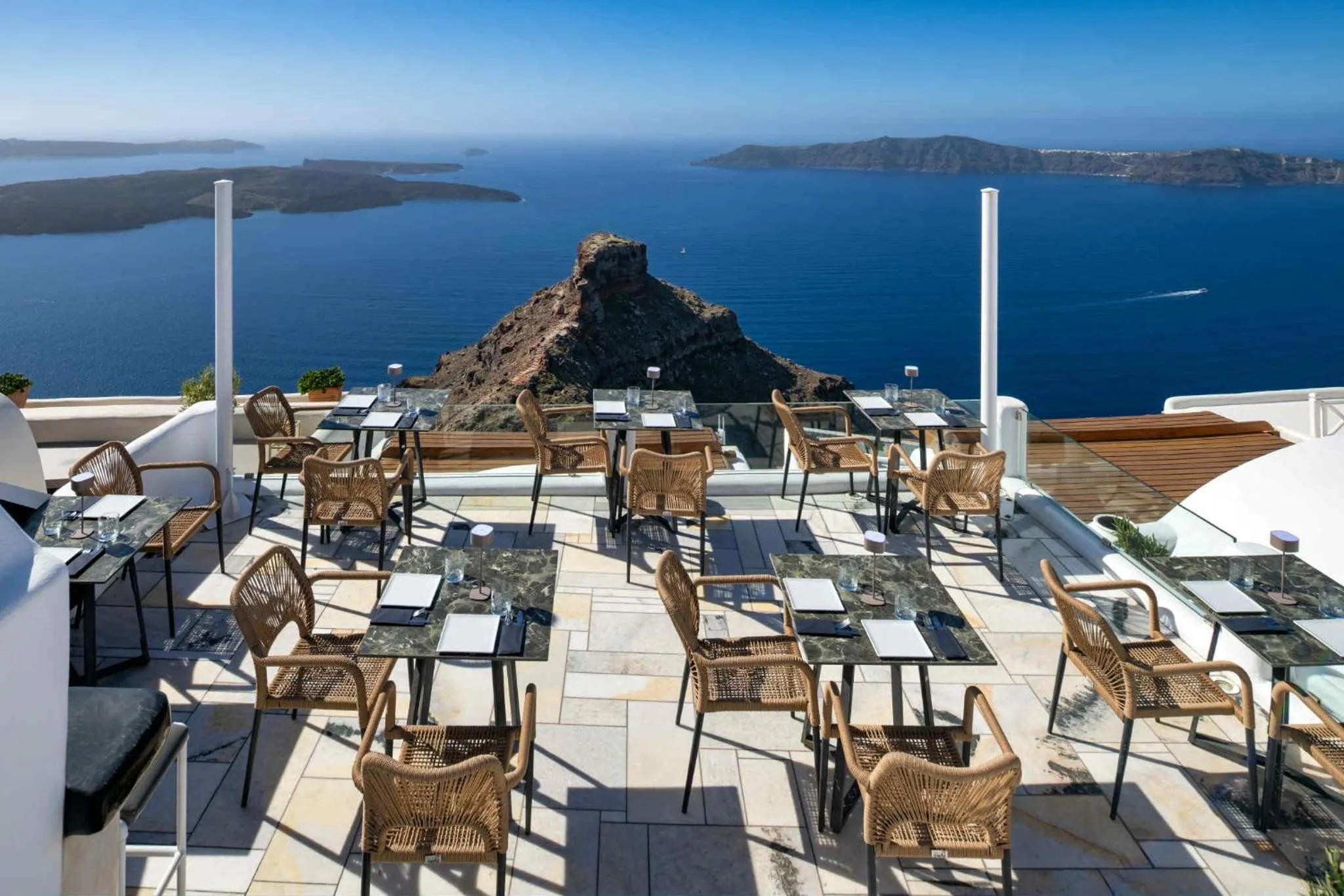 Restaurant/places to eat in Iliovasilema Suites